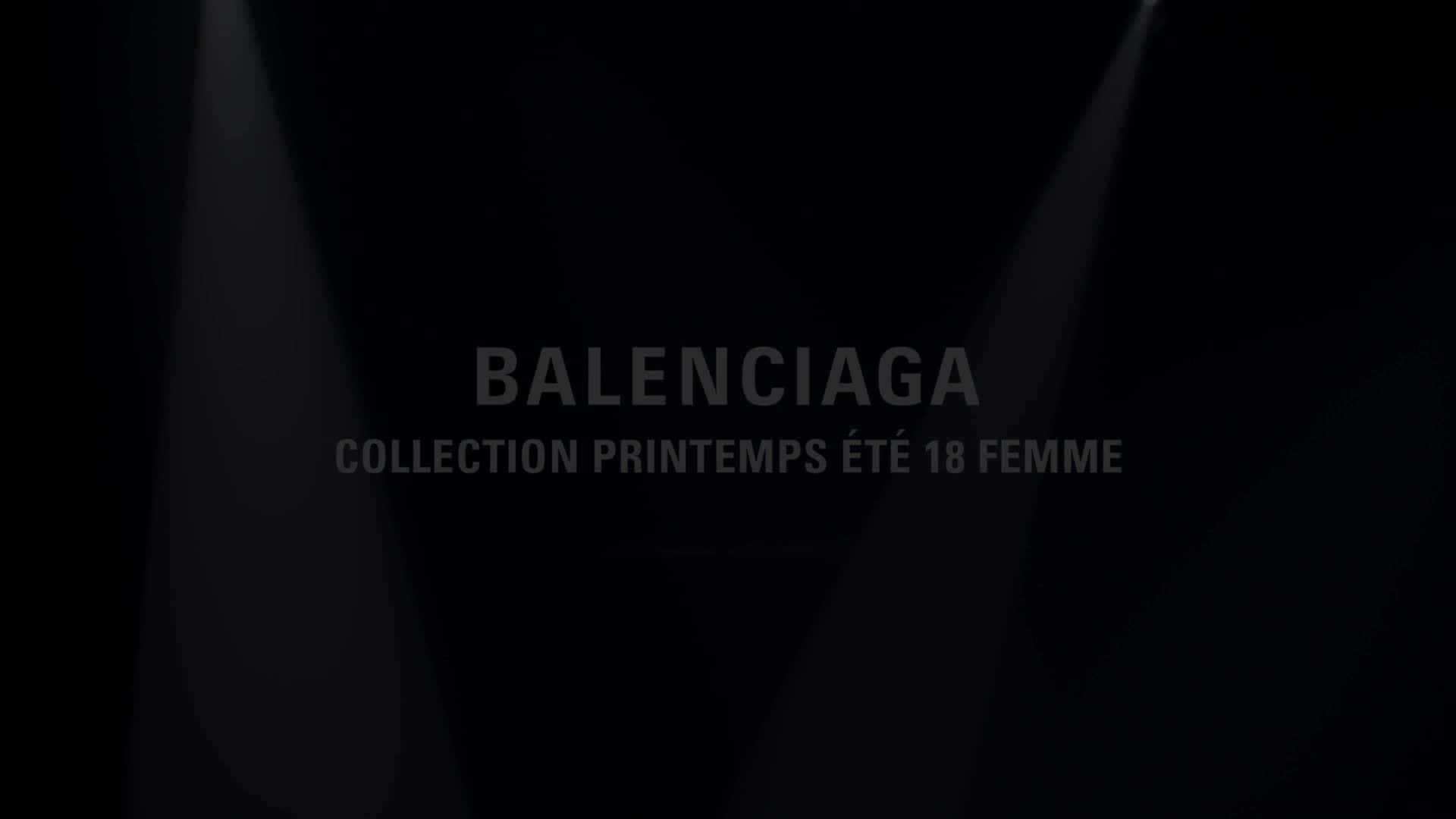 Balenciaga 桌布 壁紙 — 黑暗舞台，聚光燈光束框住 Balenciaga Spring Summer 18 Women collection 文字。
