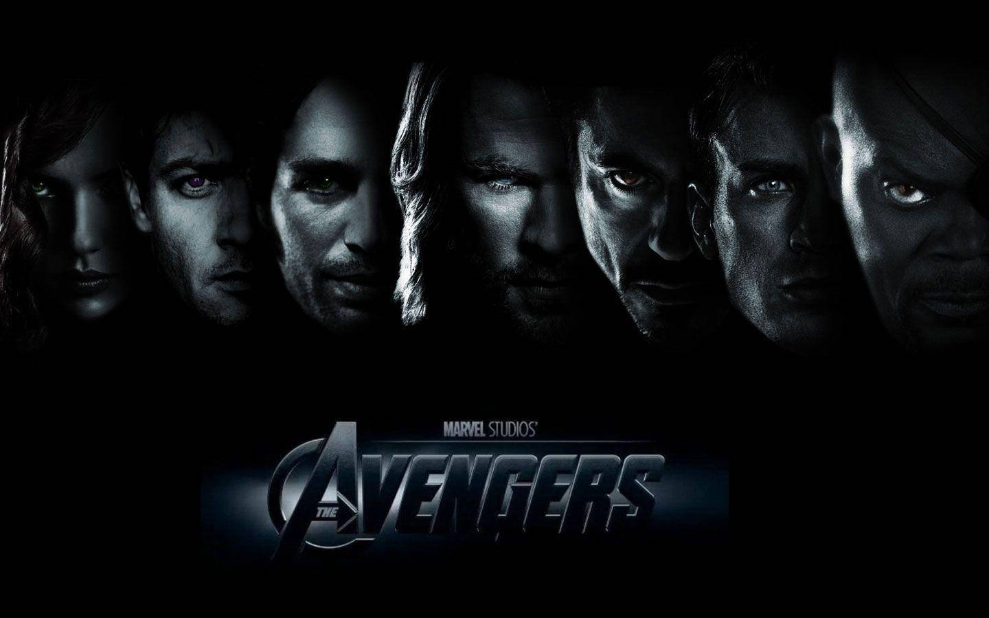 Best Avengers 桌布 壁紙 — 黑暗電影風格肖像，復仇者聯盟英雄們在黑色背景下帶著強烈凝視。