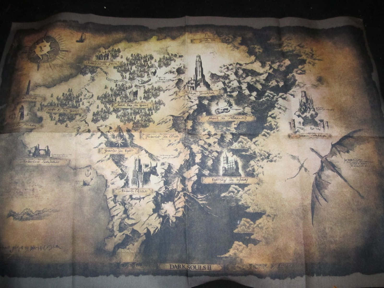 Dark Souls Map 桌布 壁紙 — 黑暗靈魂II的古老羊皮紙地圖，帶有詳細的手繪地點和太陽羅盤。