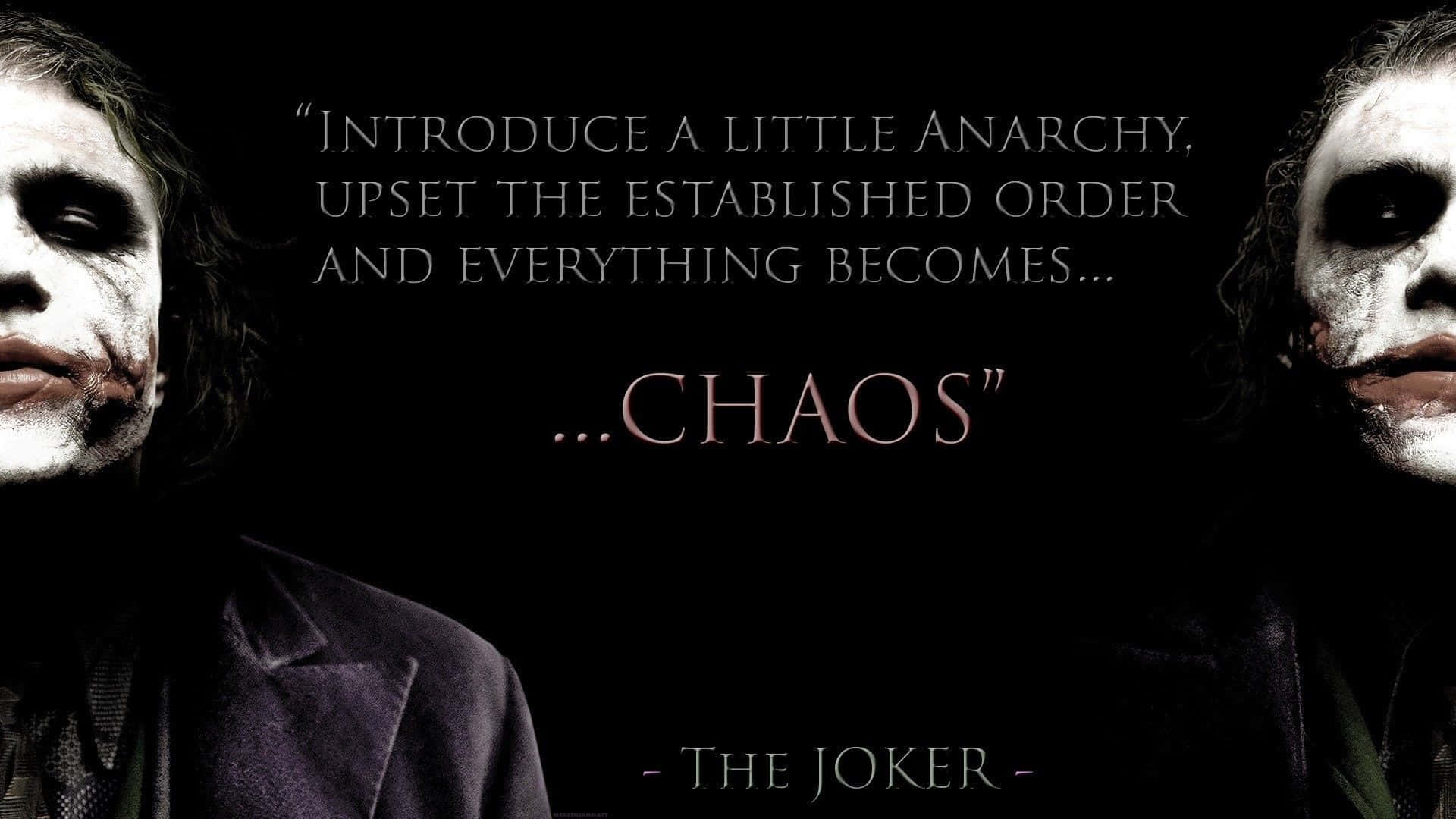 Joker Quotes 桌布 壁紙 — 《黑暗騎士》中的小丑，兩側配以引文文字，背景為黑色。