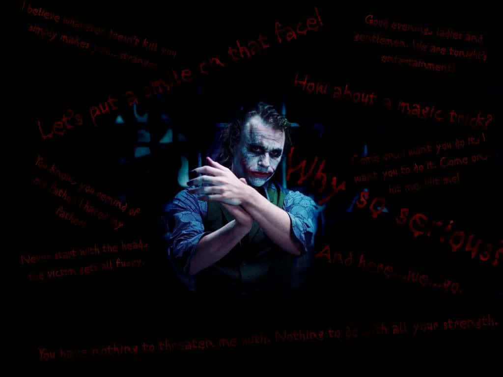 Joker Quotes 桌布 壁紙 — 《黑暗騎士》中的小丑露出威脅性的微笑，浮動的紅色文字在黑暗背景上引用他混亂的對話。