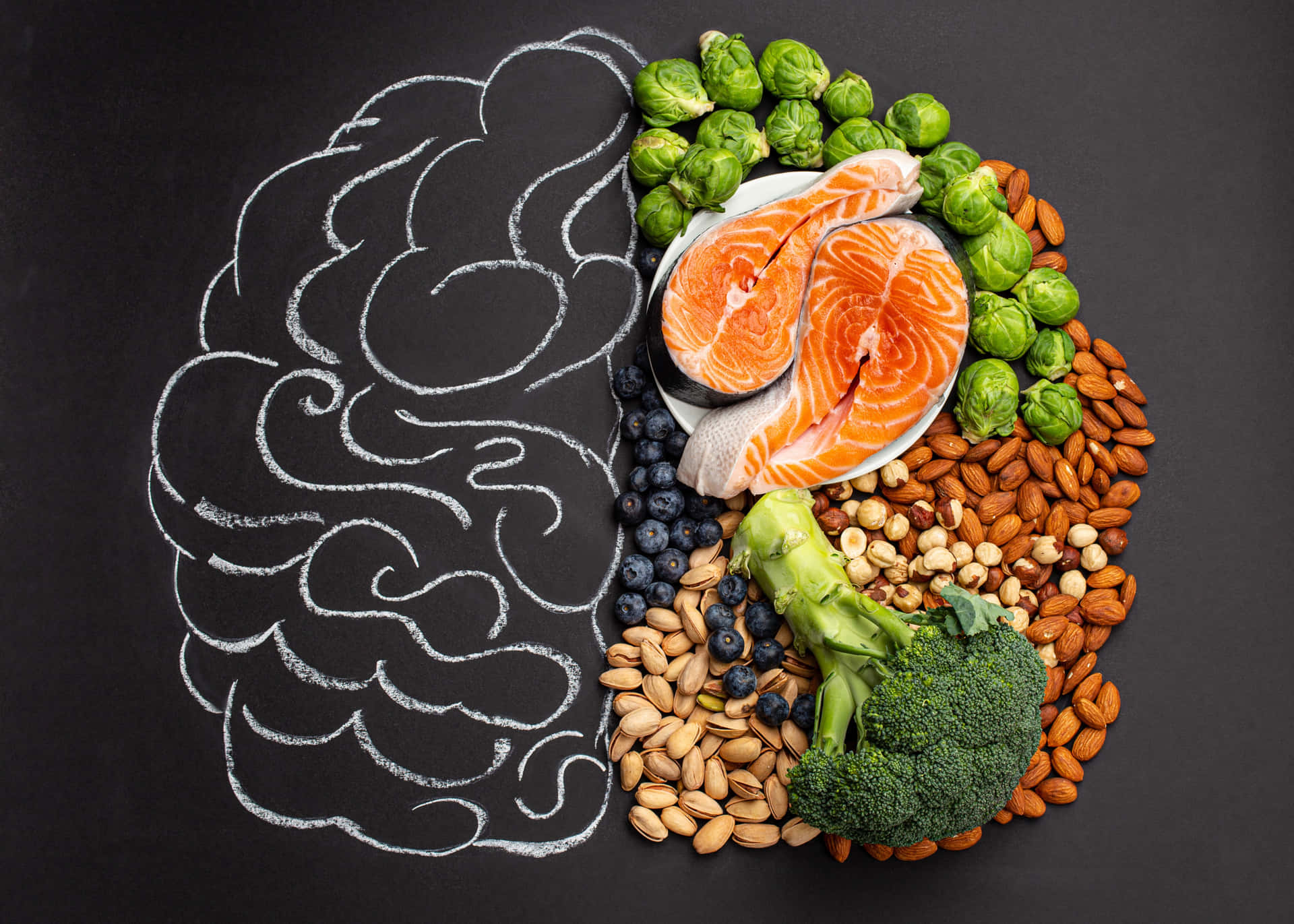 Brain Food Healthy Diet 壁紙 — 黑板上的粉筆畫大腦輪廓，填滿鮭魚、西蘭花、藍莓、杏仁和抱子甘藍。