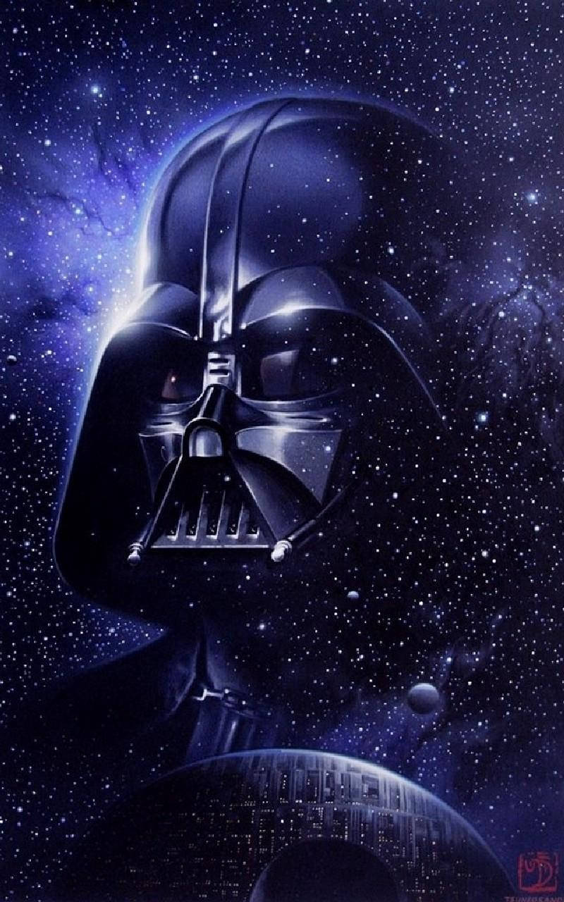 達斯維德 桌布 壁紙 — 黑武士的頭盔在星空宇宙背景下聳立，下方可見死星。