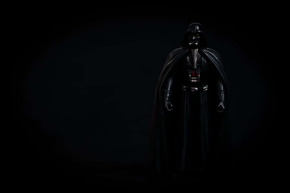 Star Wars Profile 桌布 壁紙 — 黑武士達斯維達在黑暗背景中呈現剪影，胸口面板發出紅色光芒。
