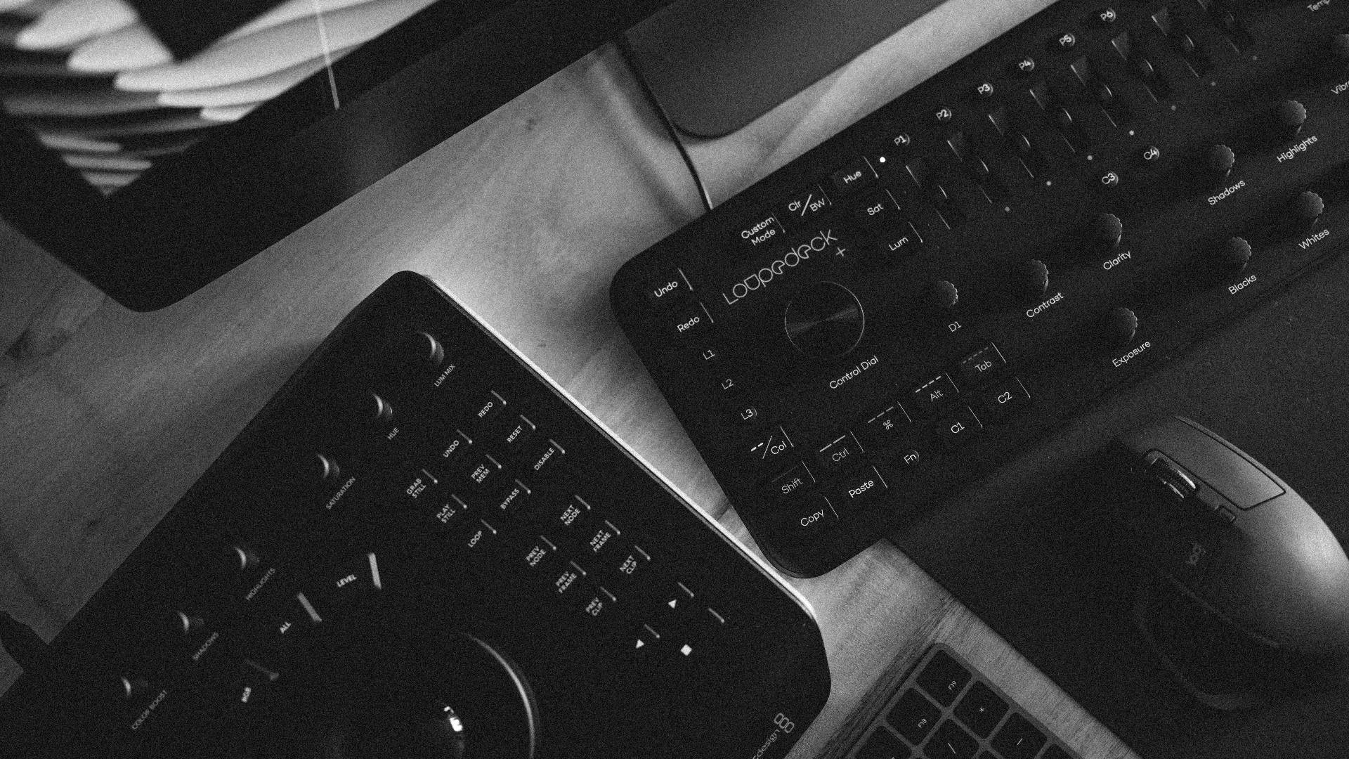 羅技 桌布 壁紙 — 黑白俯拍音樂製作設備，包括Launchpad和滑鼠在木桌上。