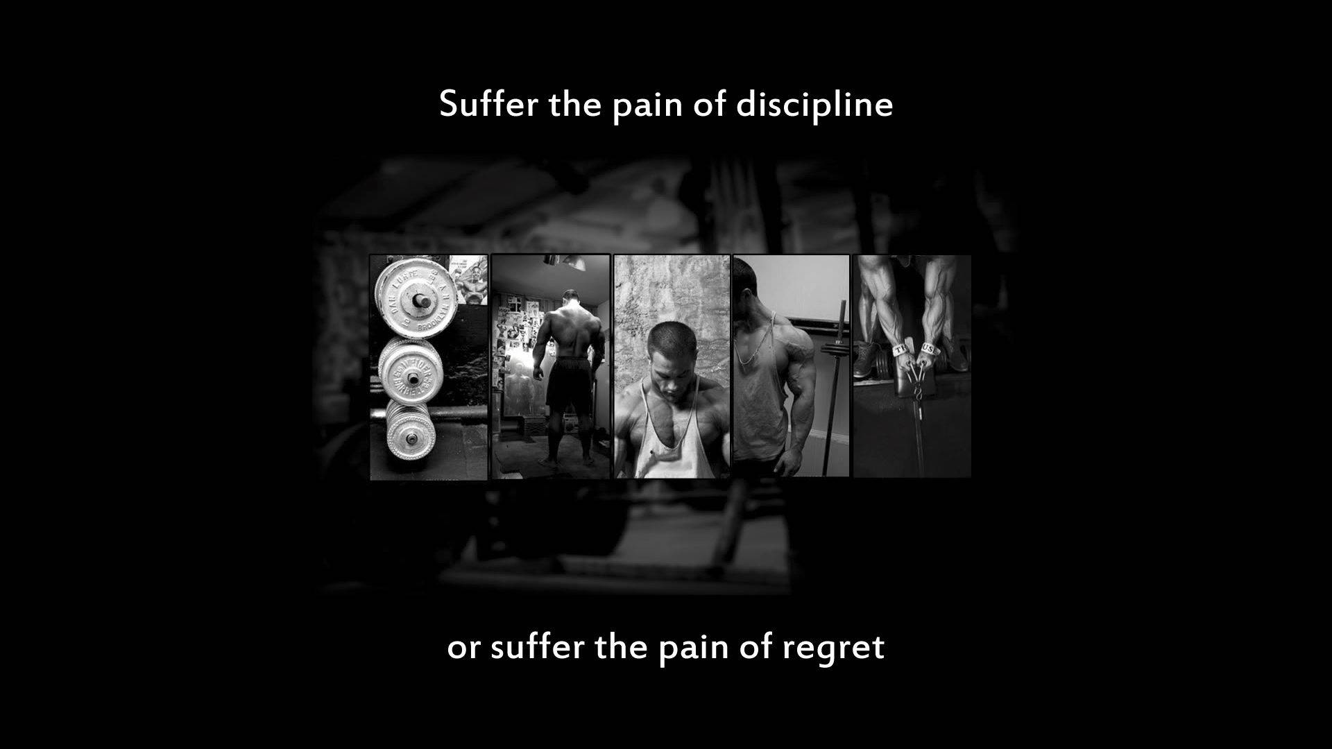Fitness 桌布 壁紙 — 黑白勵志拼貼畫，展示肌肉男舉重，文字呼籲自律勝過後悔。