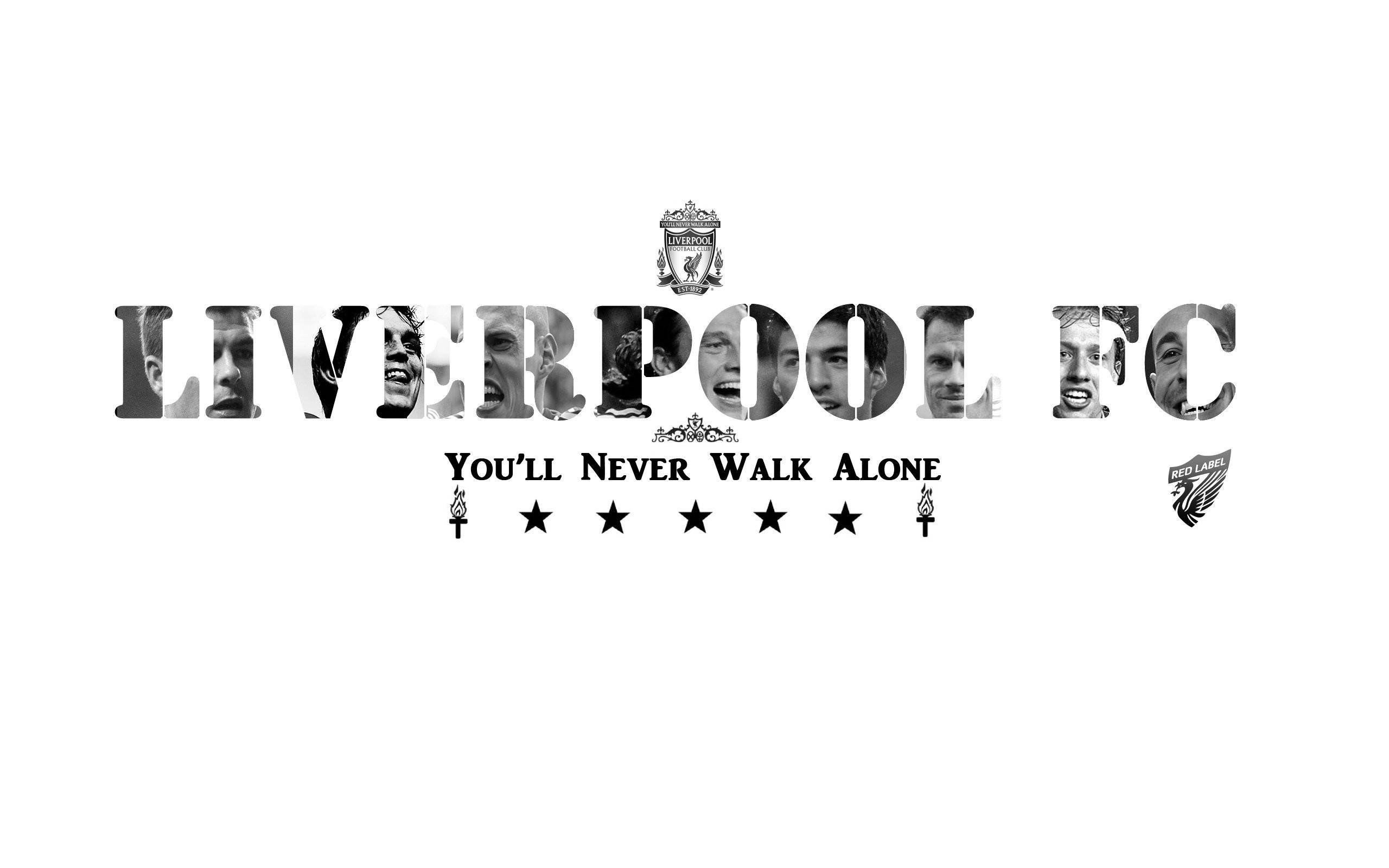 Liverpool Fc 桌布 壁紙 — 黑白圖形，包含利物浦足球俱樂部標誌和球員面孔嵌入粗體字中，並帶有「You'll Never Walk Alone」標語。