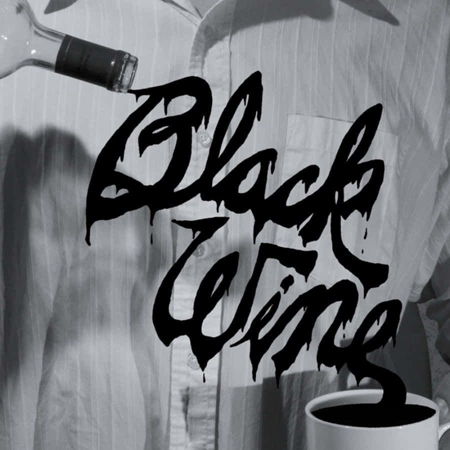 Black Wine 桌布 壁紙 — 黑白圖形顯示墨水從瓶子滴到襯衫上，形成「Black Wine」字樣，同時匯聚到杯子中。
