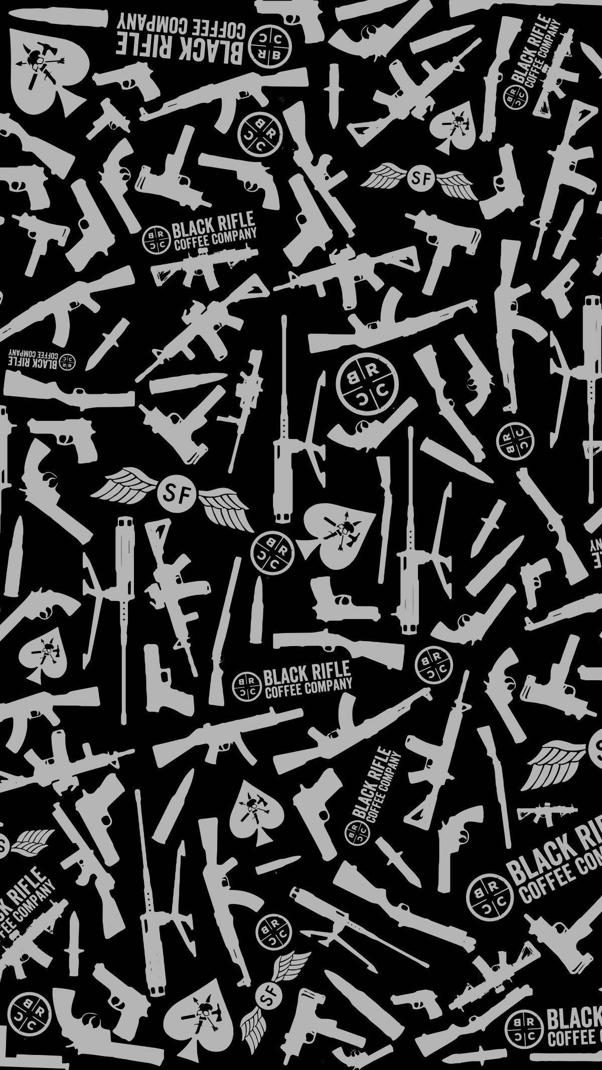 手機 桌布 壁紙 — 黑白圖案壁紙，散佈著各種槍械的剪影和Black Rifle Coffee Company標誌。