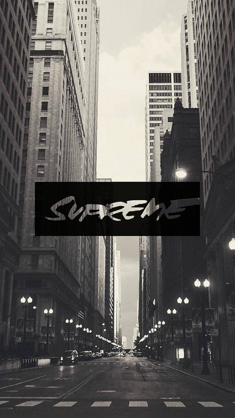 supreme aesthetic 桌布 壁紙 — 黑白城市街景，兩旁高聳摩天大樓，中央疊加Supreme標誌。