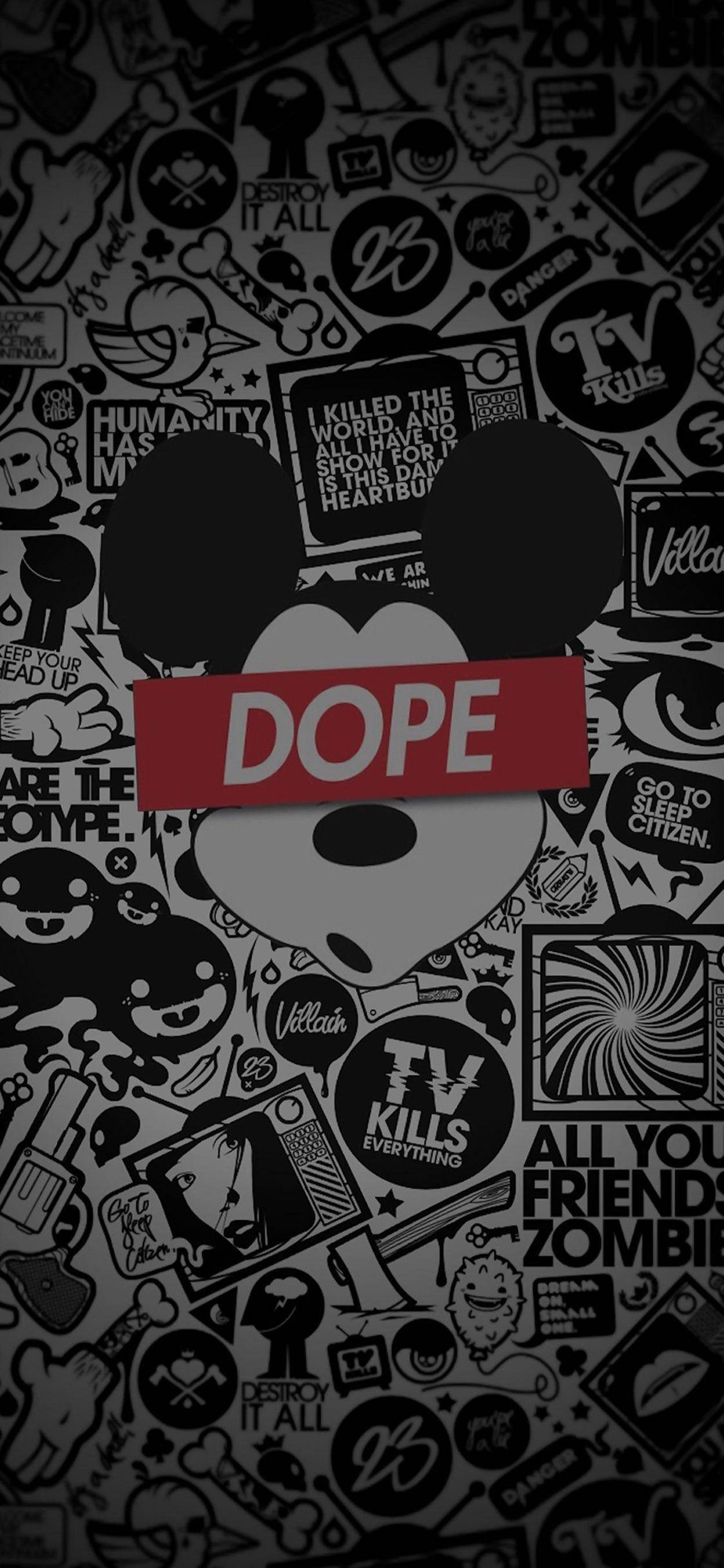 超炫 iPhone 桌布 壁紙 — 黑白塗鴉風格壁紙，米奇老鼠頭部帶有紅色 'DOPE' 橫幅，覆蓋在流行文化貼紙的混亂拼貼上。