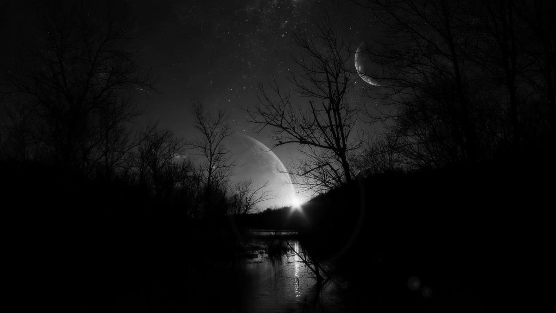 光禿禿的樹木框住星空之夜，新月和發光的行星在反射的河流之上。 — 黑暗森林 壁紙
