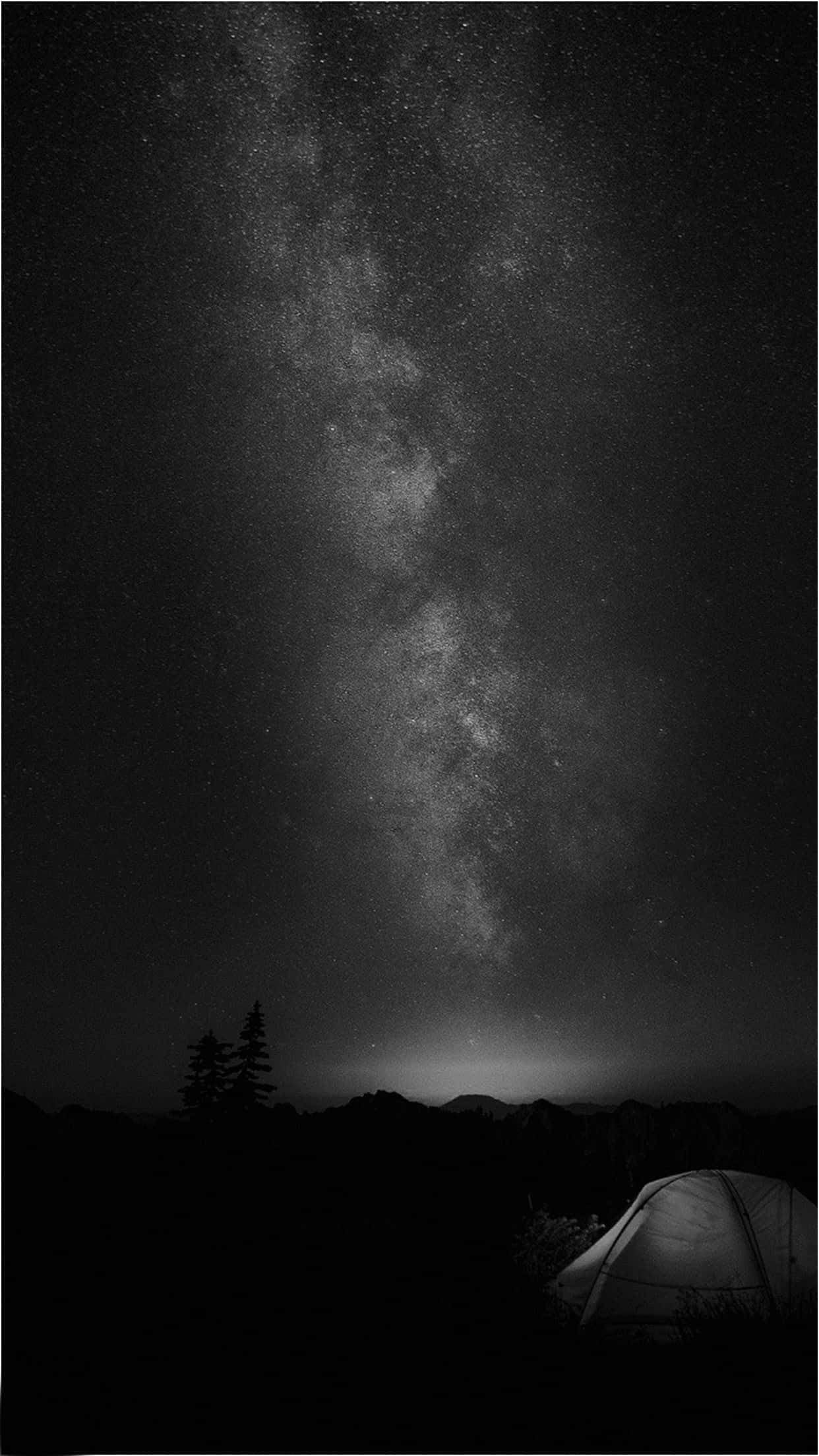 背景 桌布 壁紙 — 黑白夜景，帳篷在星空下，銀河拱跨天際。