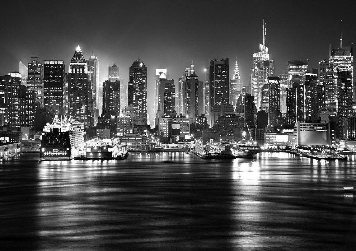 New York 桌布 壁紙 — 黑白夜景城市天際線，燈火通明的摩天大樓倒映在平靜的水面上。