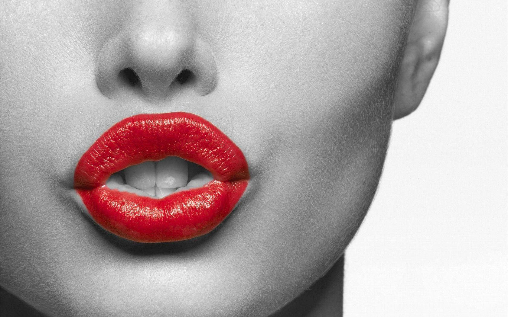 lip 桌布 壁紙 — 黑白女性臉部特寫，鮮紅嘴唇微微張開。