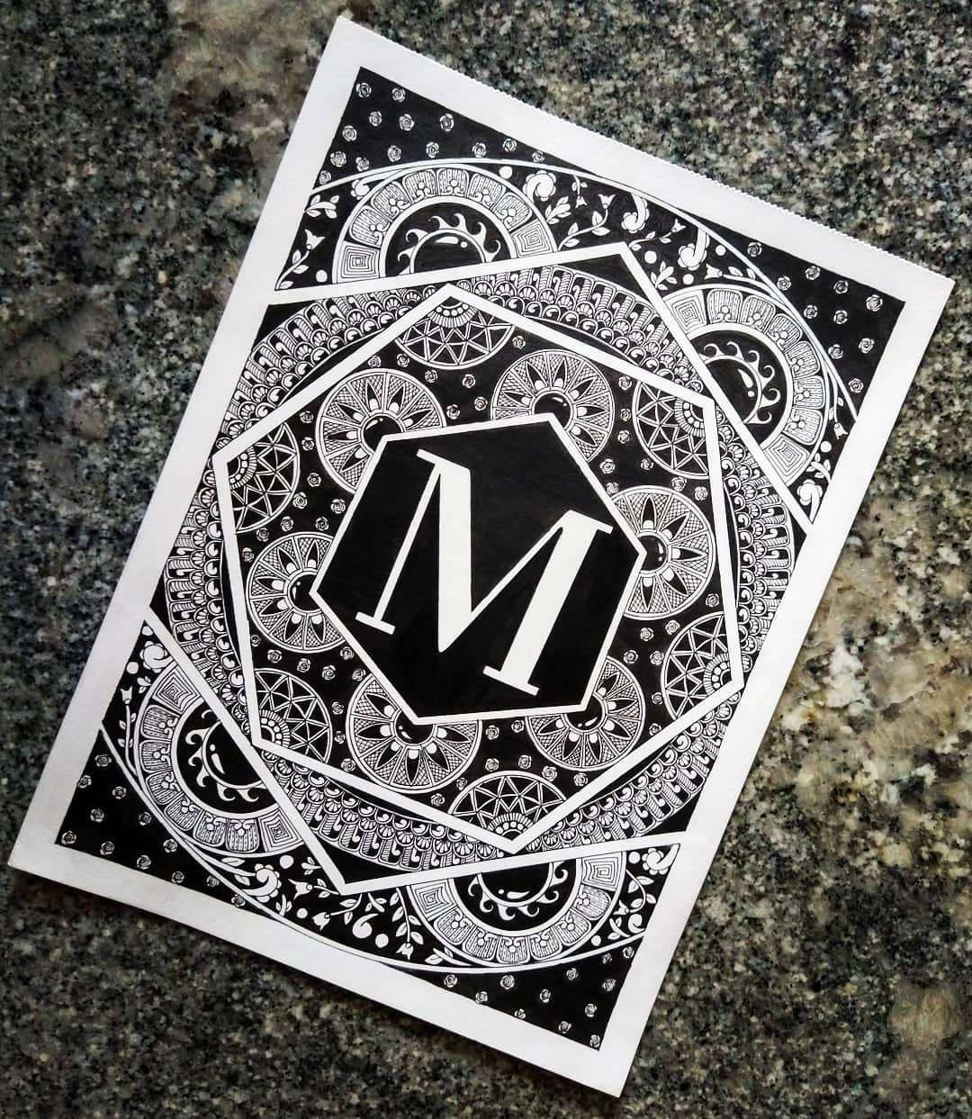 m 桌布 壁紙 — 黑白字母組合藝術品，帶有複雜的幾何圖案，中央是粗體字母M，位於花崗岩表面上。
