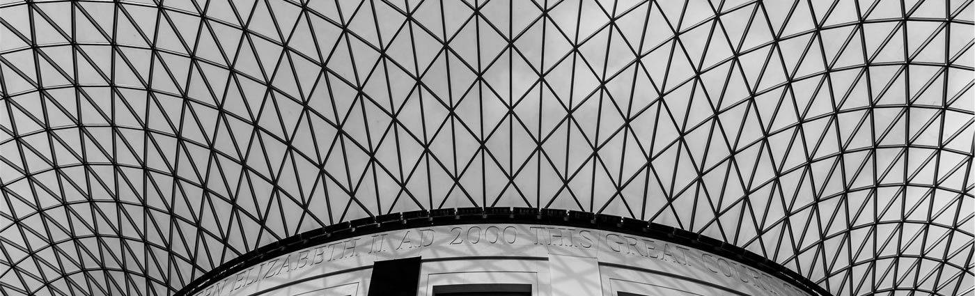 Architecture 桌布 壁紙 — 黑白建築視角，呈現幾何玻璃與鋼製圓頂，下方刻有文字。