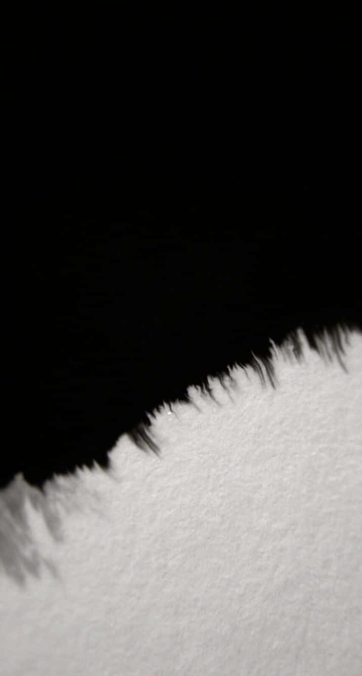Half Black Half White 桌布 壁紙 — 黑白強烈抽象構圖，帶有紋理、鋸齒狀的分割線。