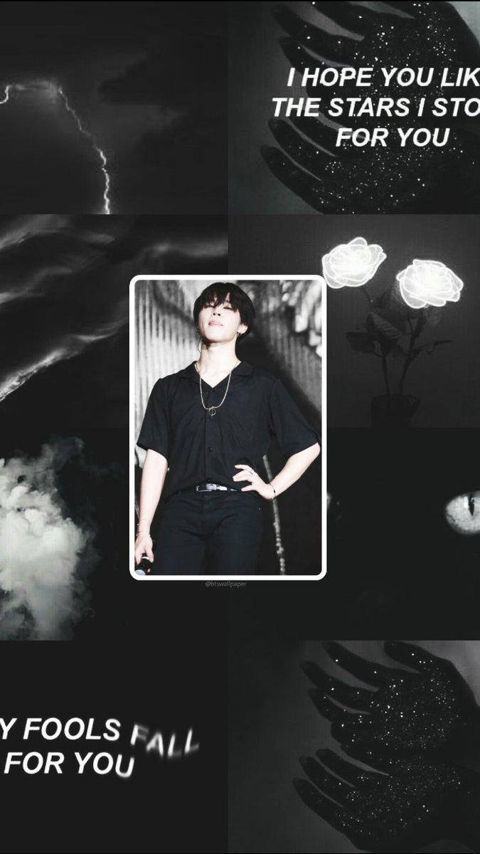 Jimin Aesthetic 桌布 壁紙 — 黑白拼貼畫，中央為一名男子的肖像，周圍環繞著戲劇性的暴風雲、發光的玫瑰和閃爍的手，並帶有浪漫文字疊加。