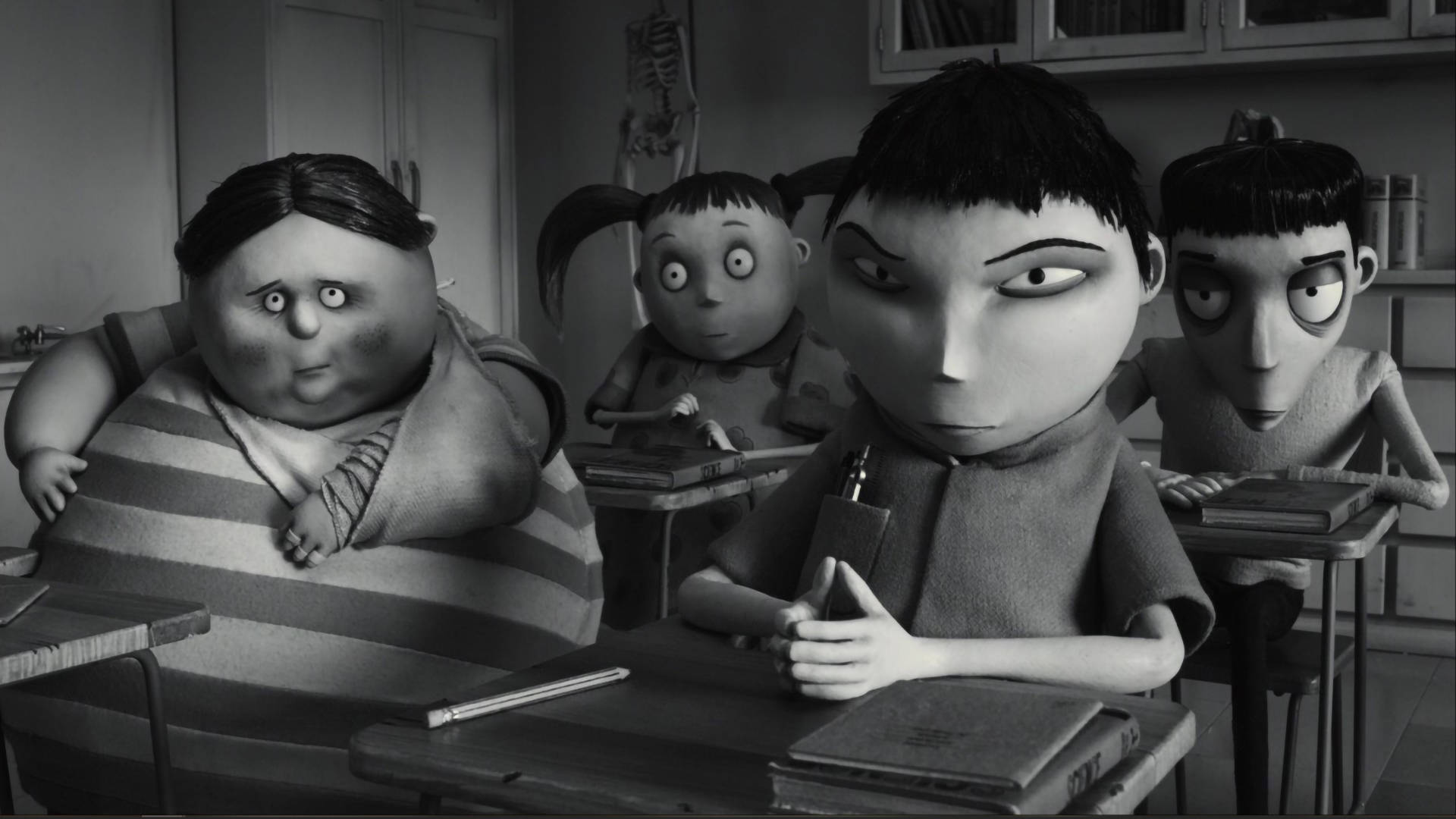 Frankenweenie 桌布 壁紙 — 黑白教室場景，四個風格化的動畫兒童坐在書桌前，有書本和筆。