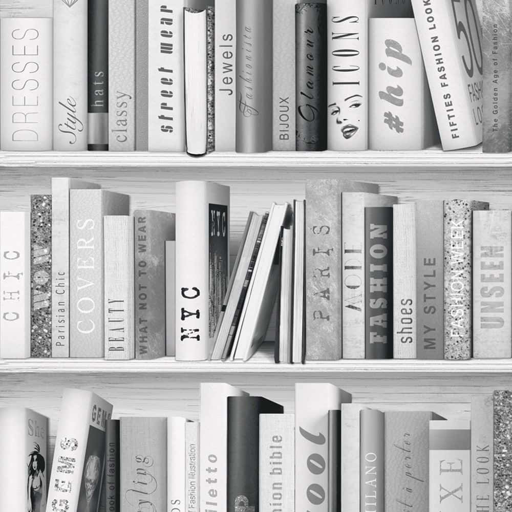 書本 桌布 壁紙 — 黑白書架展示時尚書籍，書名如「Dresses」、「Paris」和「NYC」，營造極簡圖書館風格。