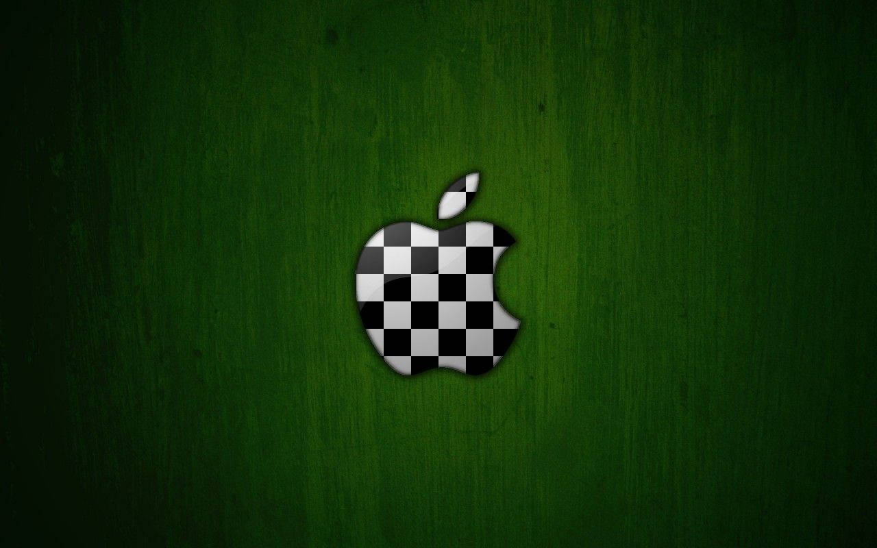 Checkered 桌布 壁紙 — 黑白格紋Apple標誌置於有紋理的深綠色背景中央。