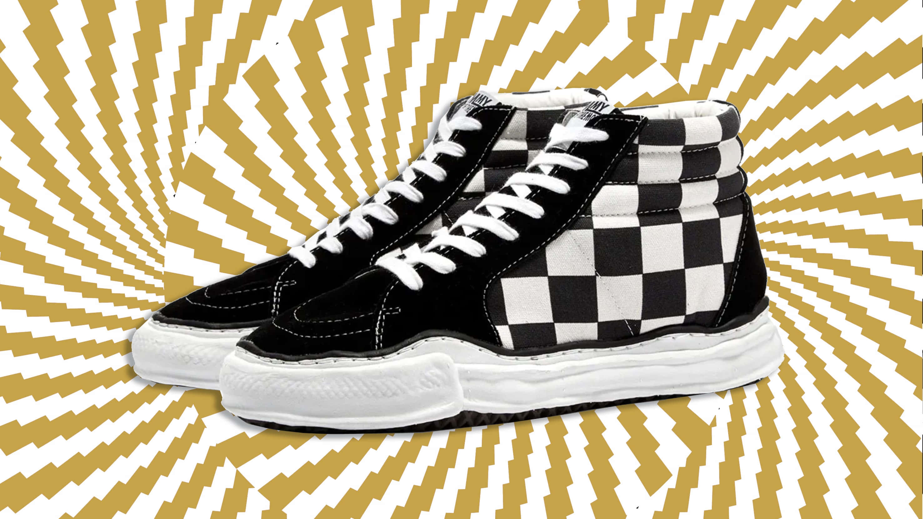 Sneaker 桌布 壁紙 — 黑白格紋高筒運動鞋搭配厚白鞋底，立於催眠般的金白 zigzag 背景前。