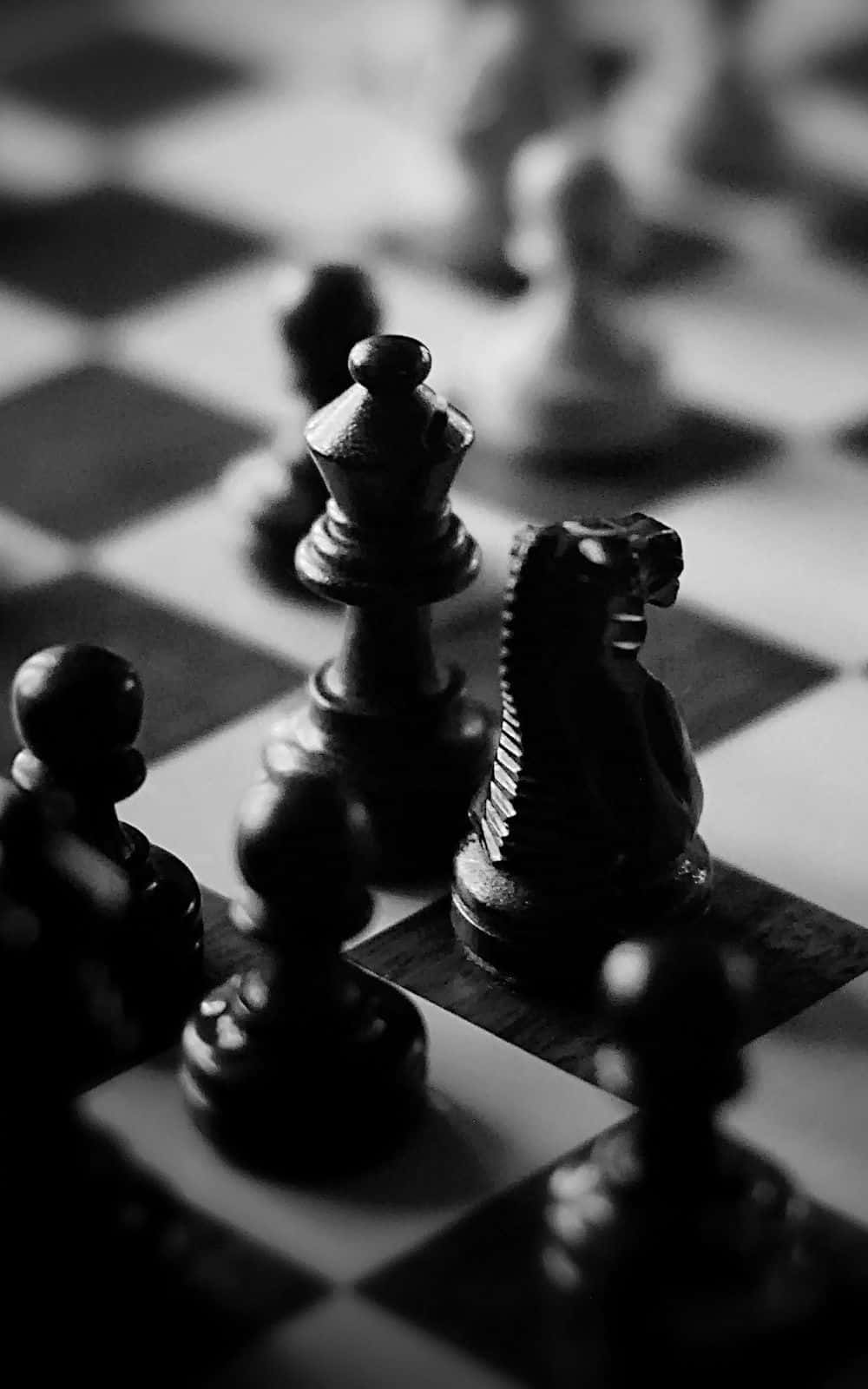 黑色 桌布 壁紙 — 黑白棋子在棋盤上的特寫，景深較淺。