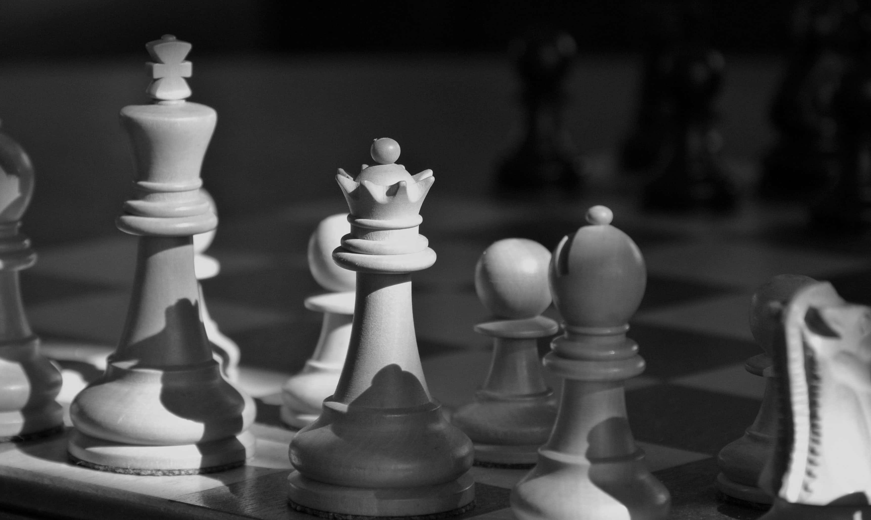 西洋棋 桌布 壁紙 — 黑白棋盤上棋子的特寫，戲劇性燈光及淺景深效果。