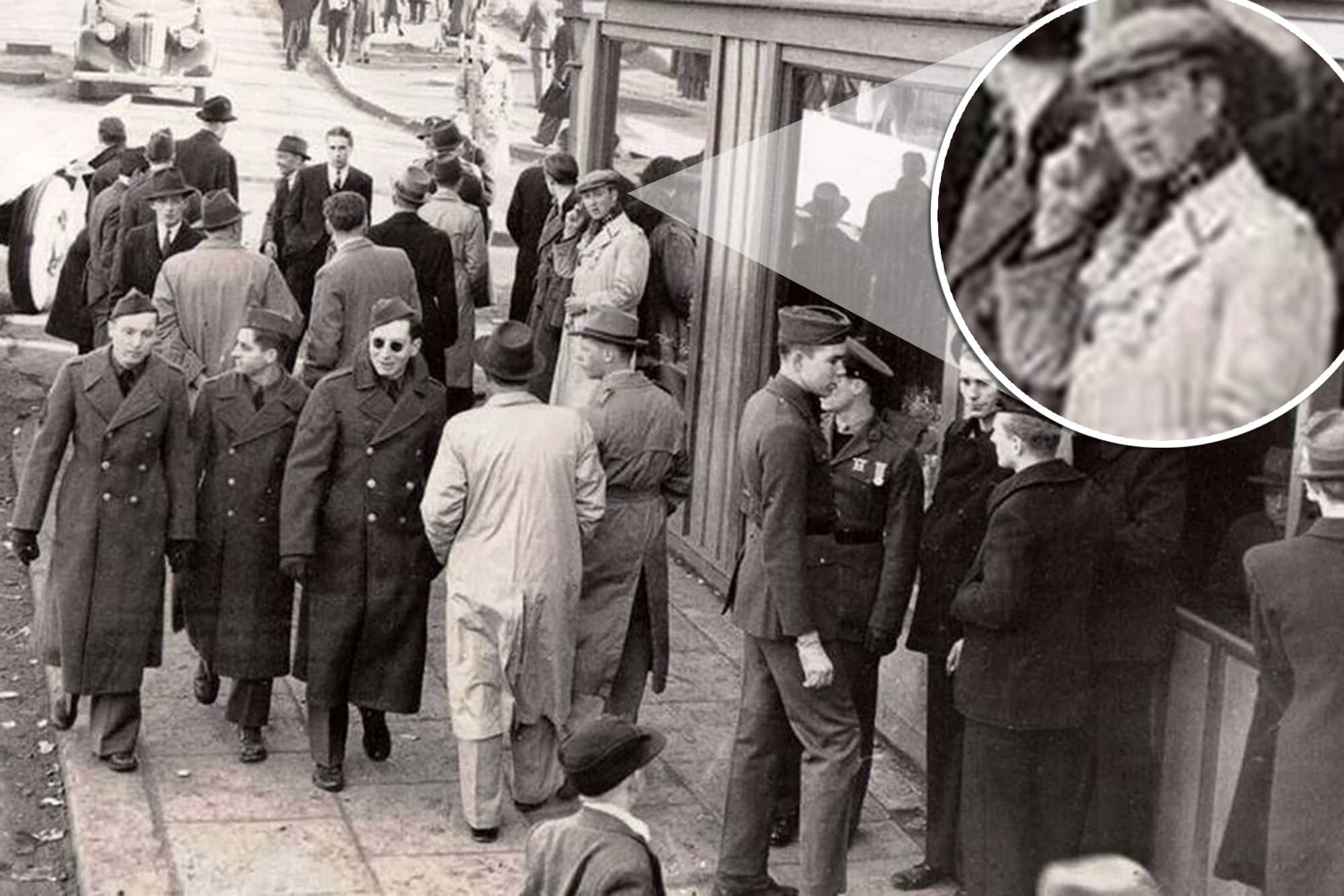 Time Travel 桌布 壁紙 — 黑白歷史街景，穿著大衣和帽子的男人聚集在商店櫥窗附近，並有身穿制服男人的放大插圖。