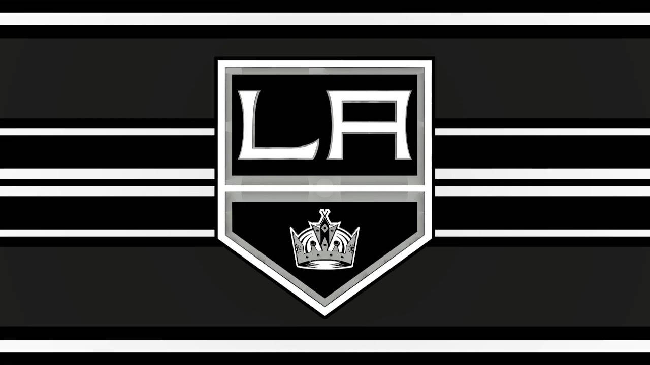 Los Angeles Kings 桌布 壁紙 — 黑白洛杉磯國王隊冰球標誌居中於條紋背景上，帶有鮮明的幾何設計。