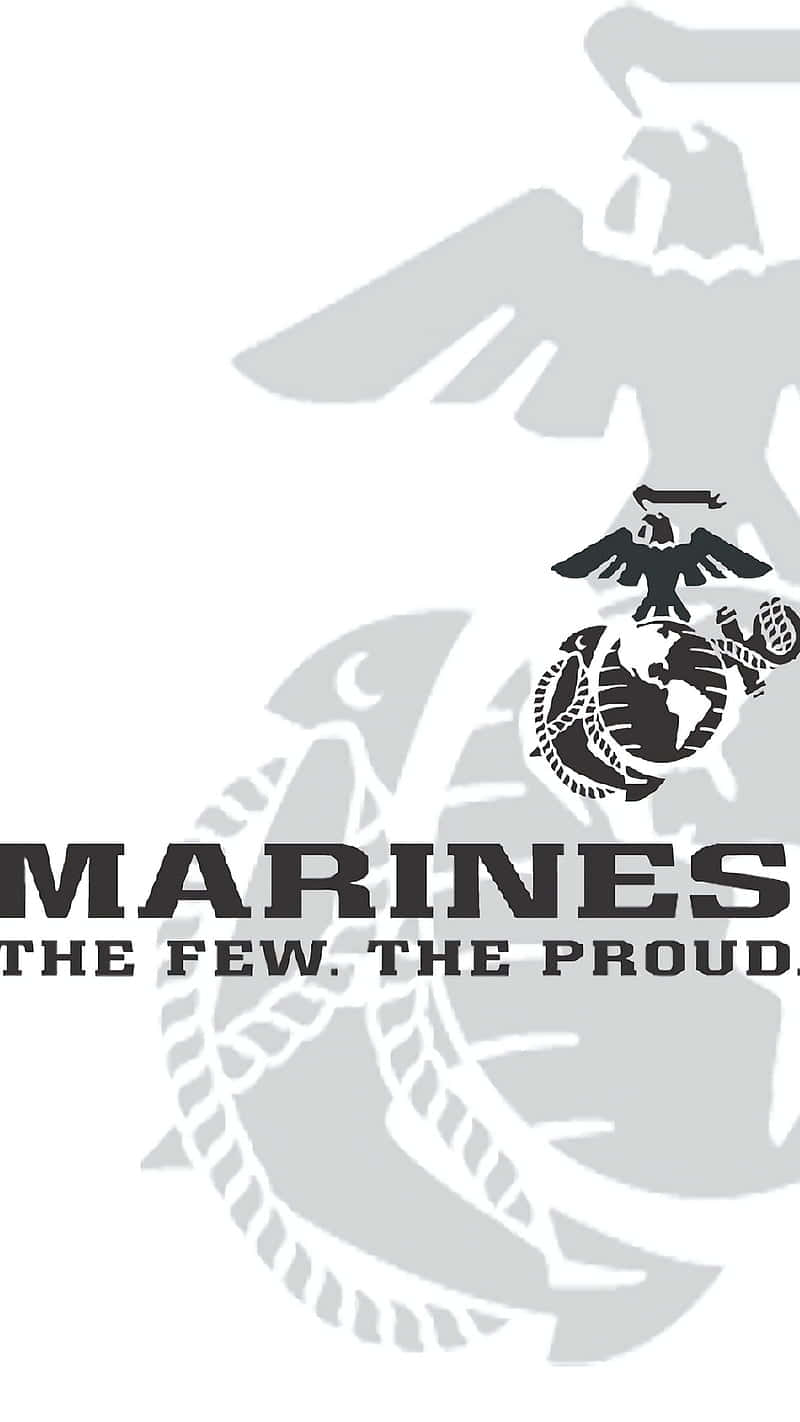 Usmc 桌布 壁紙 — 黑白海軍陸戰隊徽章，上有鷹、地球和錨，下方粗體文字 MARINES THE FEW THE PROUD，背景為淺灰色。