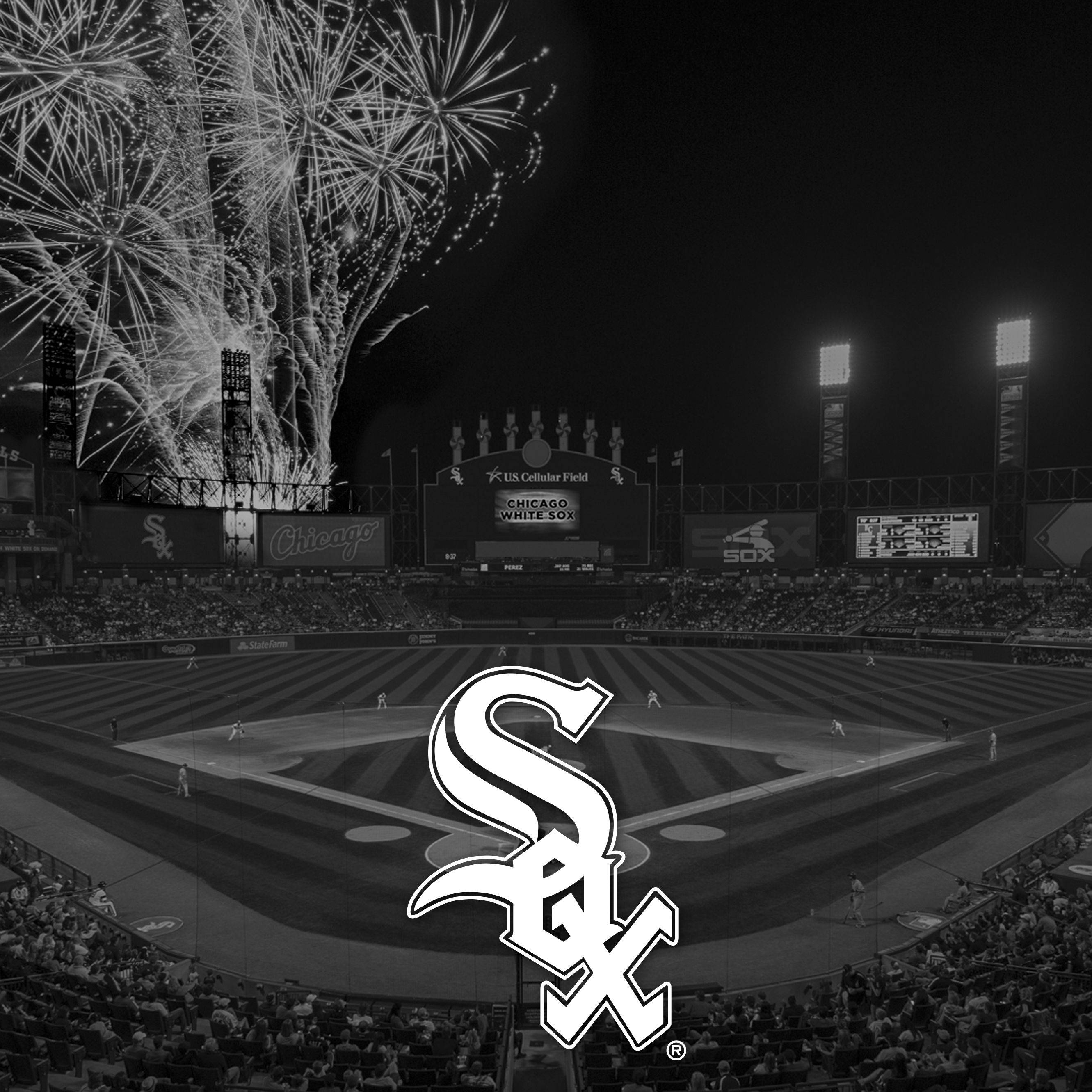Chicago White Sox 桌布 壁紙 — 黑白煙火在夜間棒球比賽期間，在擁擠的芝加哥白襪體育場上空爆炸。