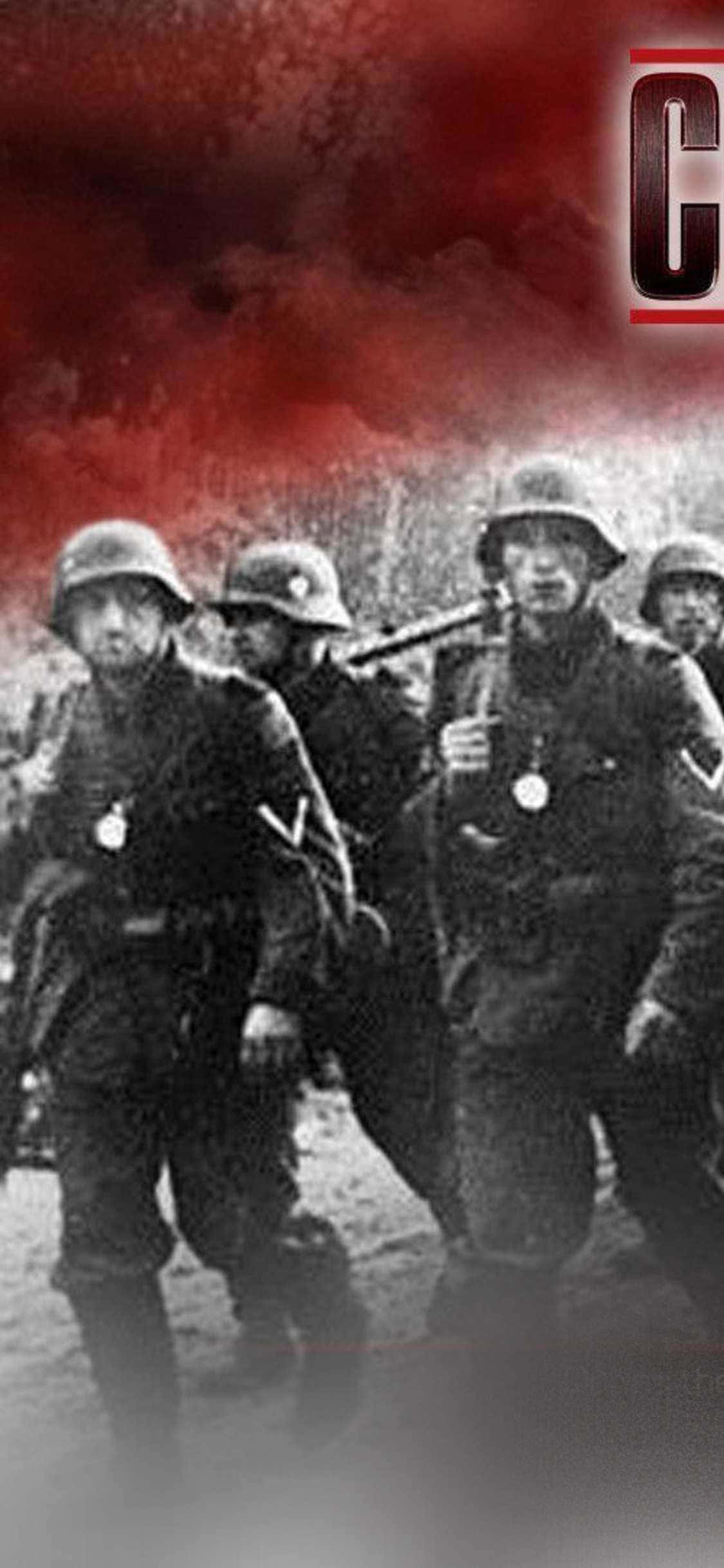 軍隊 桌布 壁紙 — 黑白照片，士兵戴頭盔在紅色煙霧天空下行軍，角落有粗體字母C。
