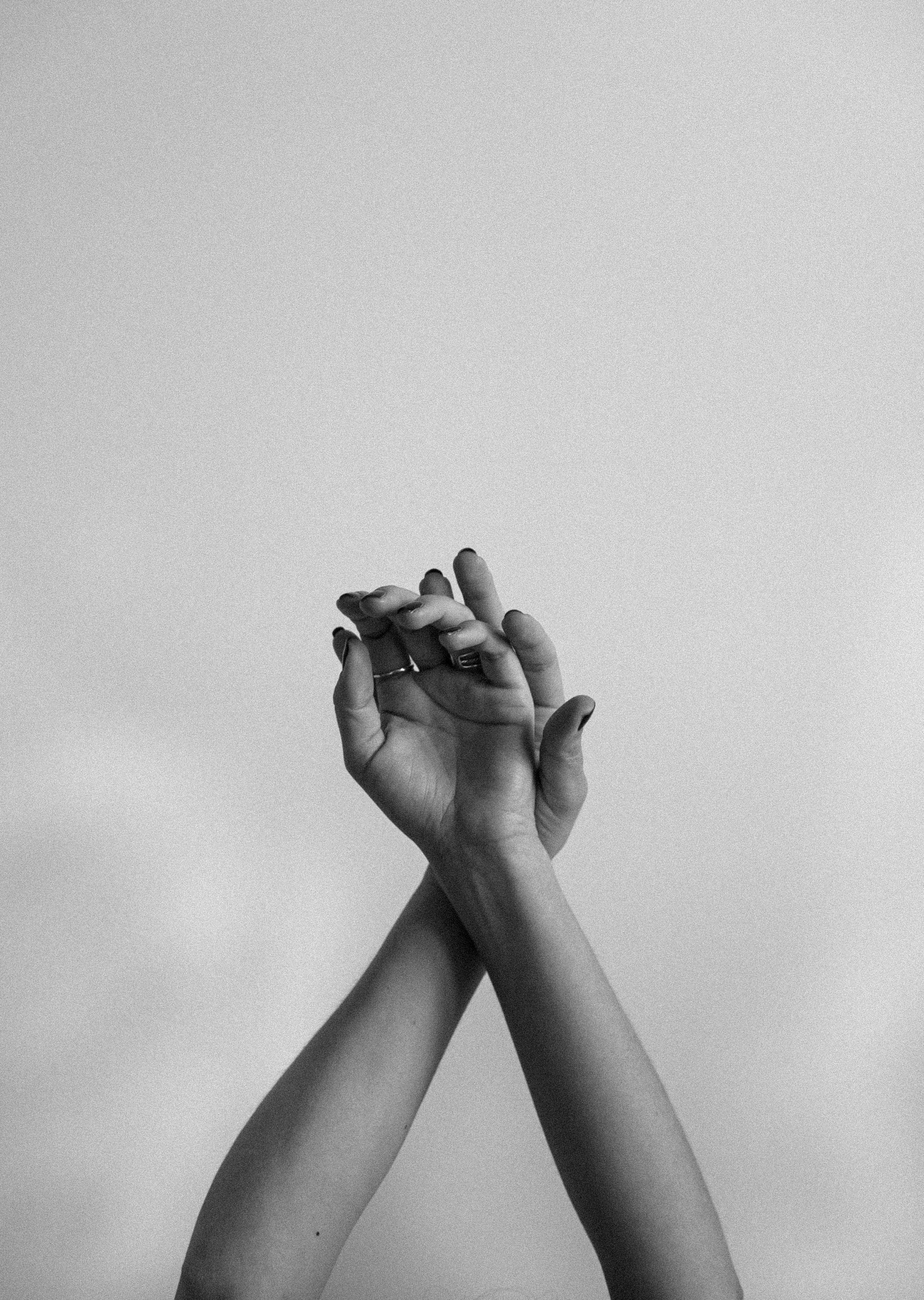 Aesthetic Black And White 桌布 壁紙 — 黑白照片，雙手緊握，背景簡潔，可見戒指和深色指甲油。
