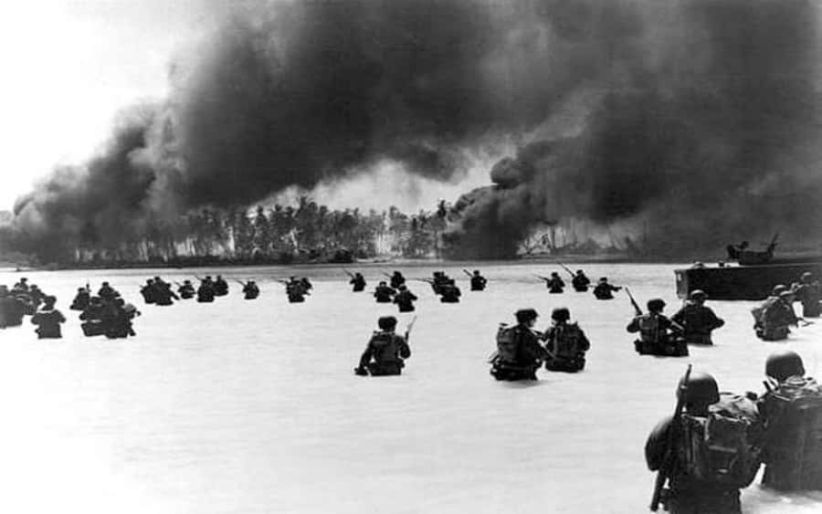 Battlefield 桌布 壁紙 — 黑白照片中，士兵們涉水而過，身後燃燒的叢林升起巨大的煙柱。