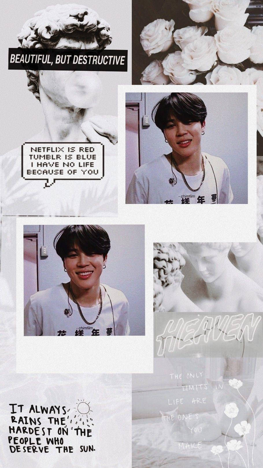 Jimin Aesthetic 桌布 壁紙 — 黑白照片拼貼，包含微笑的男子、古典雕像、白玫瑰和手寫語錄，背景帶有紋理。