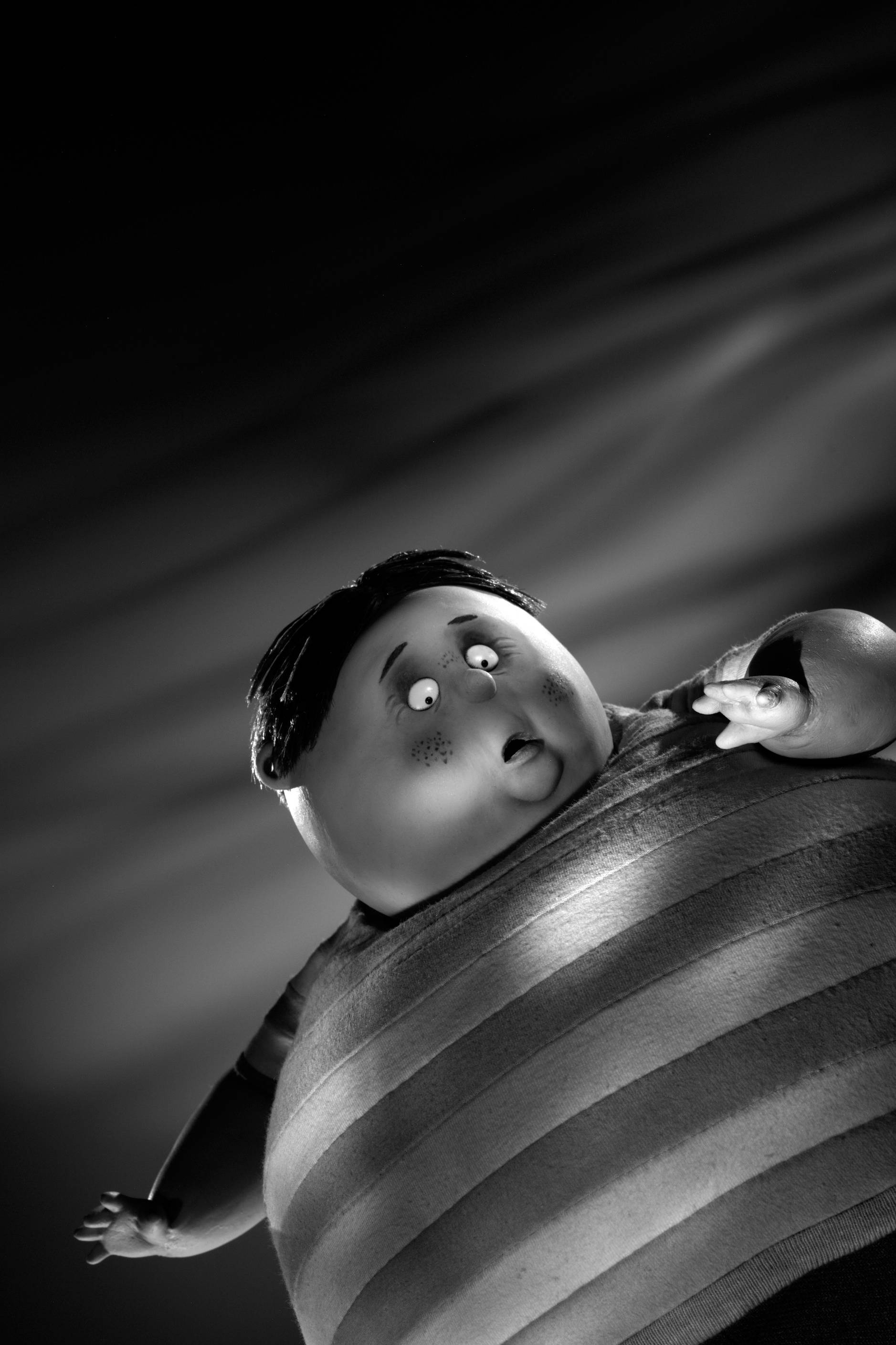 Frankenweenie 桌布 壁紙 — 黑白特寫，一個卡通角色睜大眼睛、張開嘴巴，驚訝地向上看。