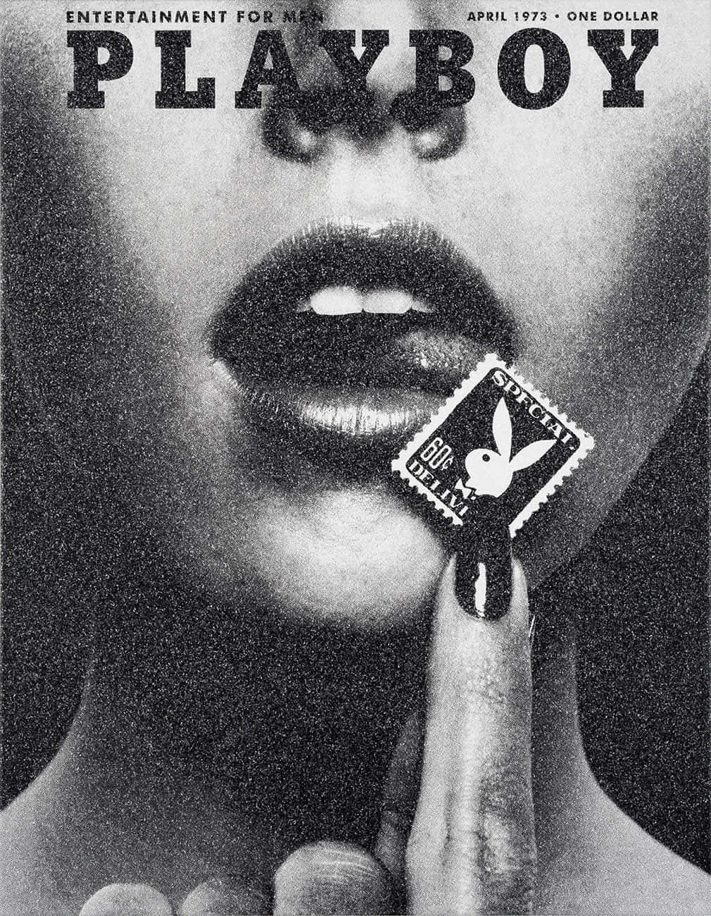 Playboy Aesthetic 桌布 壁紙 — 黑白特寫，女性嘴唇含著Playboy兔子郵票，手指按壓其上。
