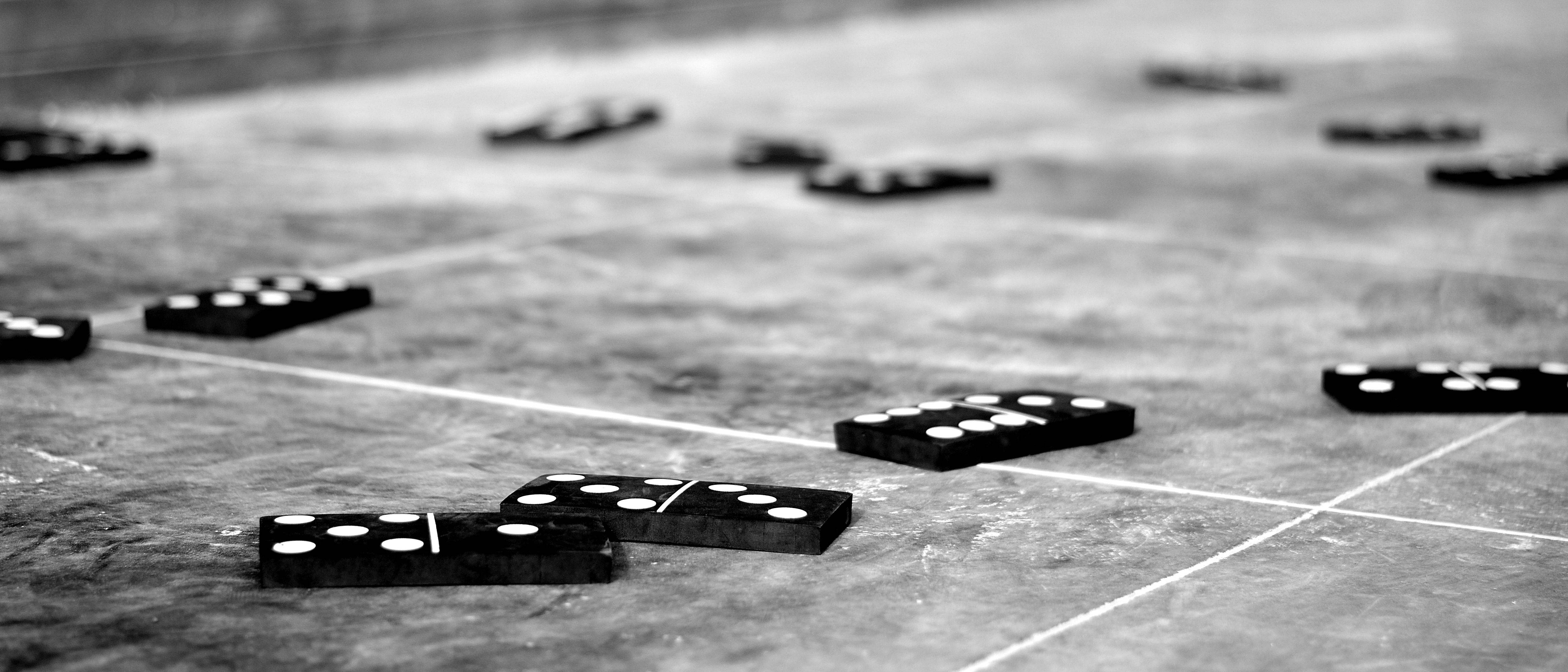 Domino 桌布 壁紙 — 黑白特寫，淺景深，多米諾骨牌排列在帶標記的混凝土表面上。
