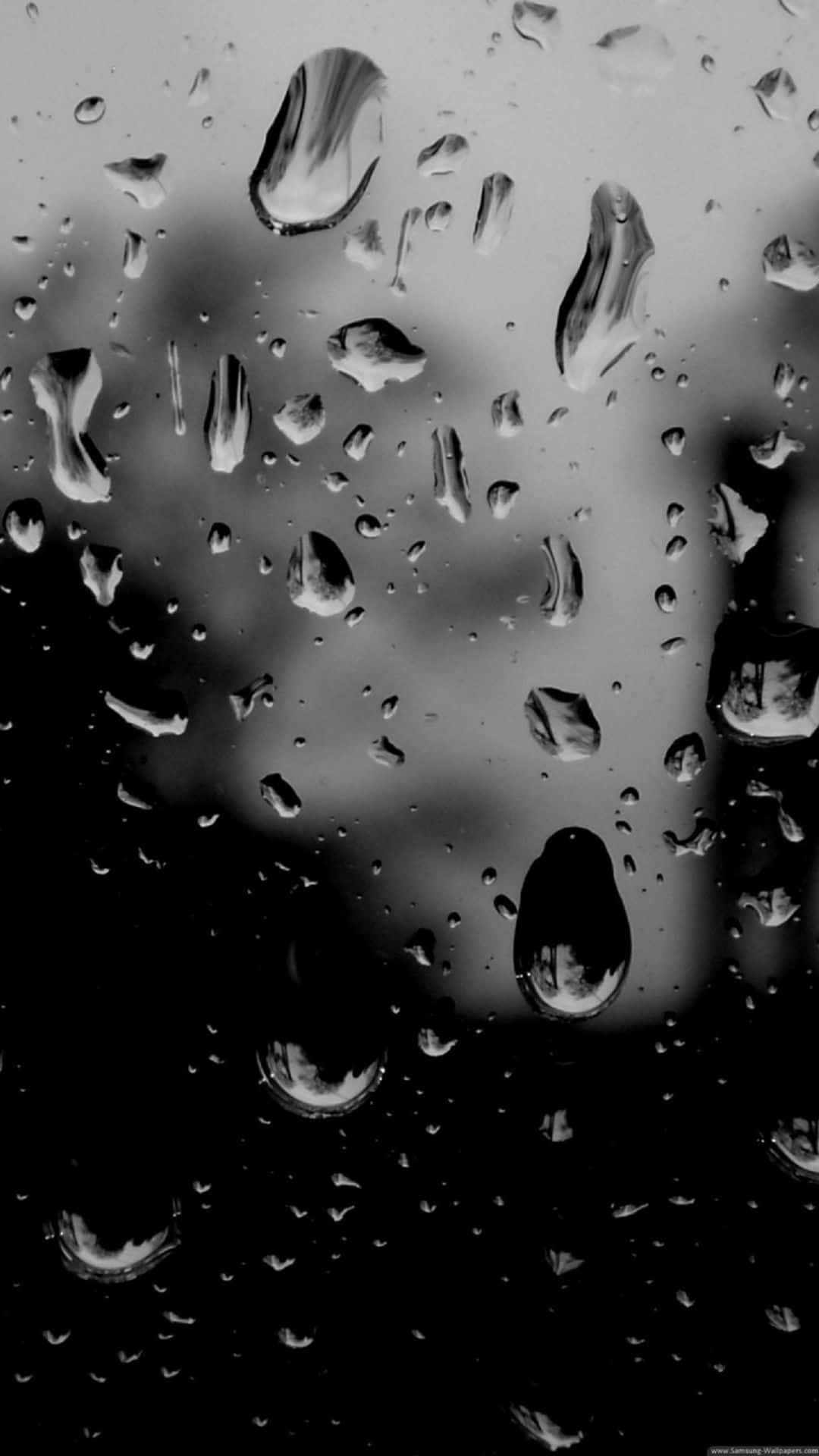 桌布 壁紙 — 黑白特寫，雨滴緊貼窗戶，背景模糊。