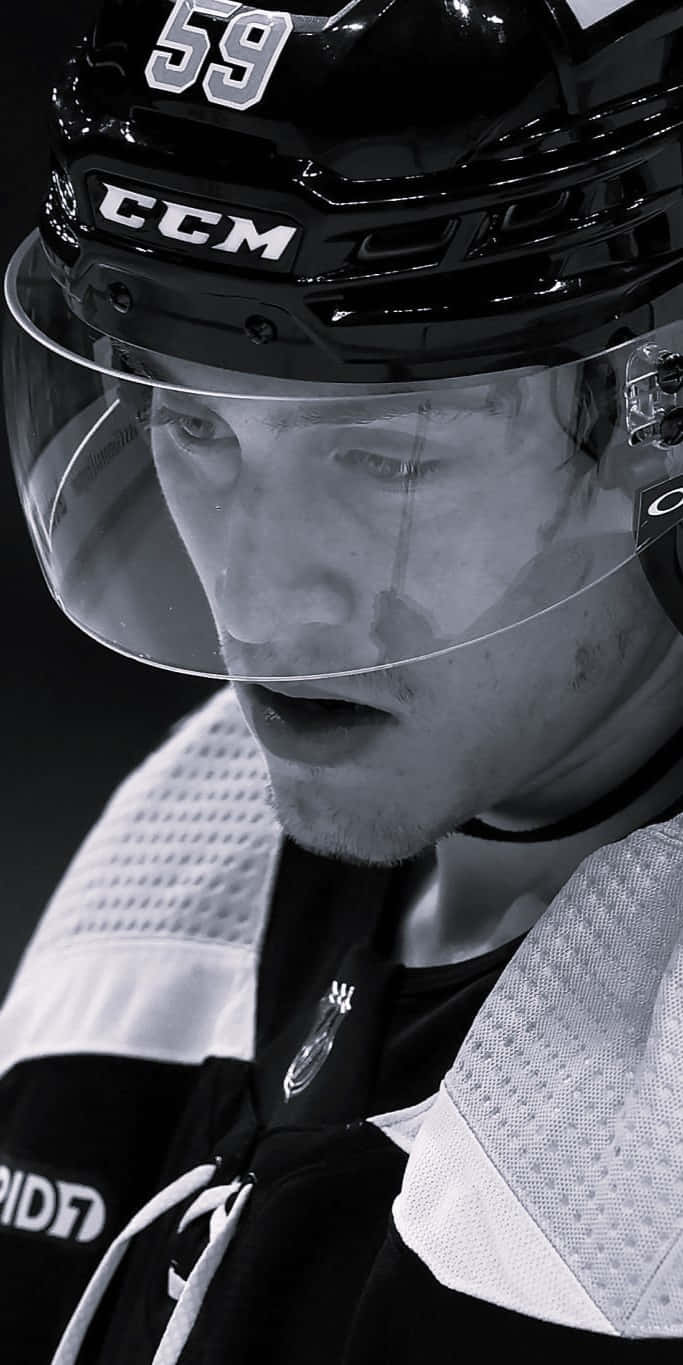Tyler Bertuzzi 桌布 壁紙 — 黑白特寫一名曲棍球運動員佩戴黑色CCM頭盔，號碼59，透明面罩。