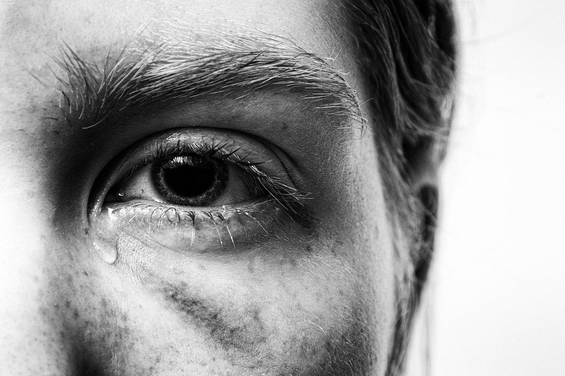 Eye 桌布 壁紙 — 黑白特寫人類眼睛，淚水沿臉頰流下，展現原始情感。