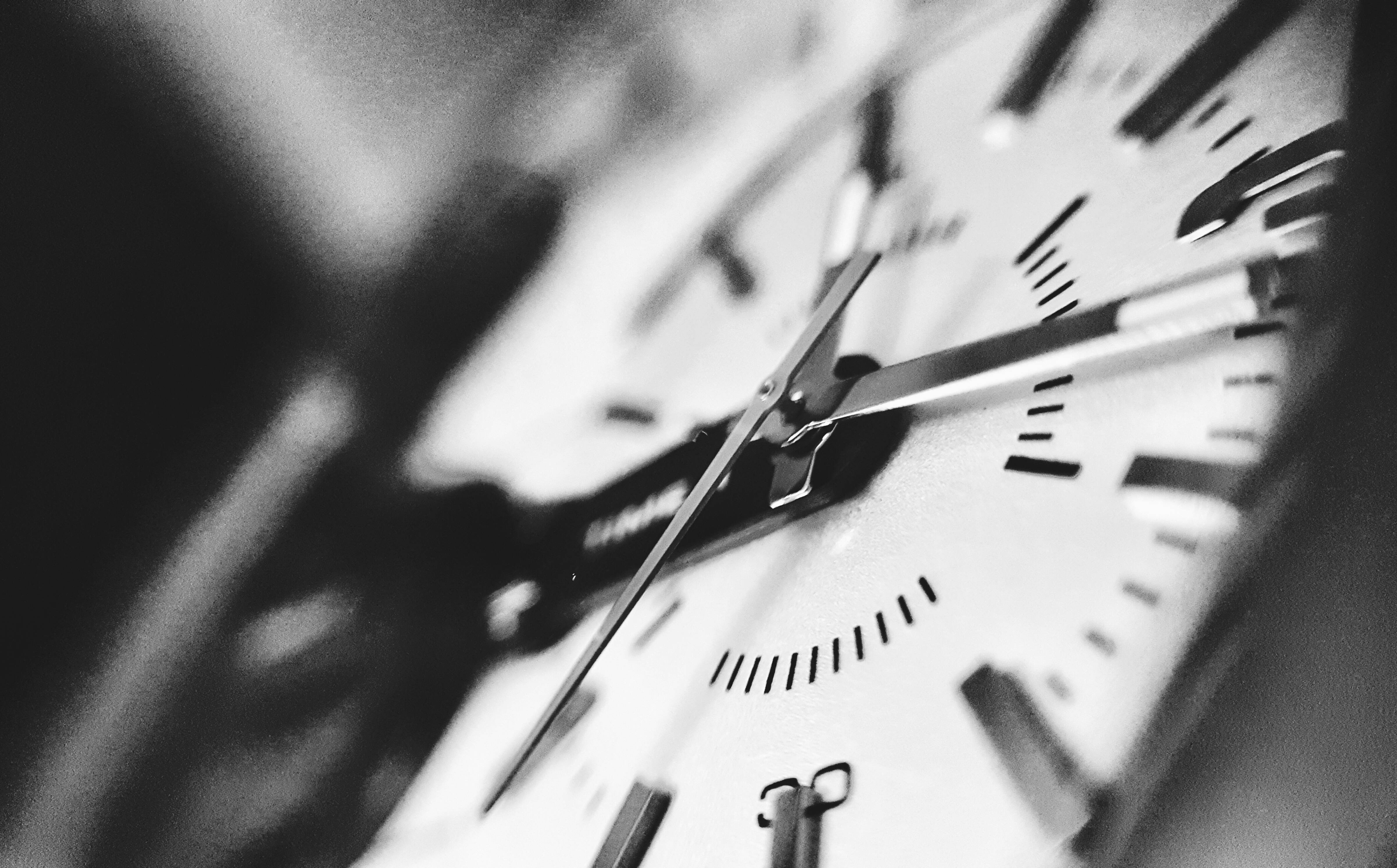 Clock 桌布 壁紙 — 黑白特寫時鐘面，指針和標記模糊，強調時間流逝。