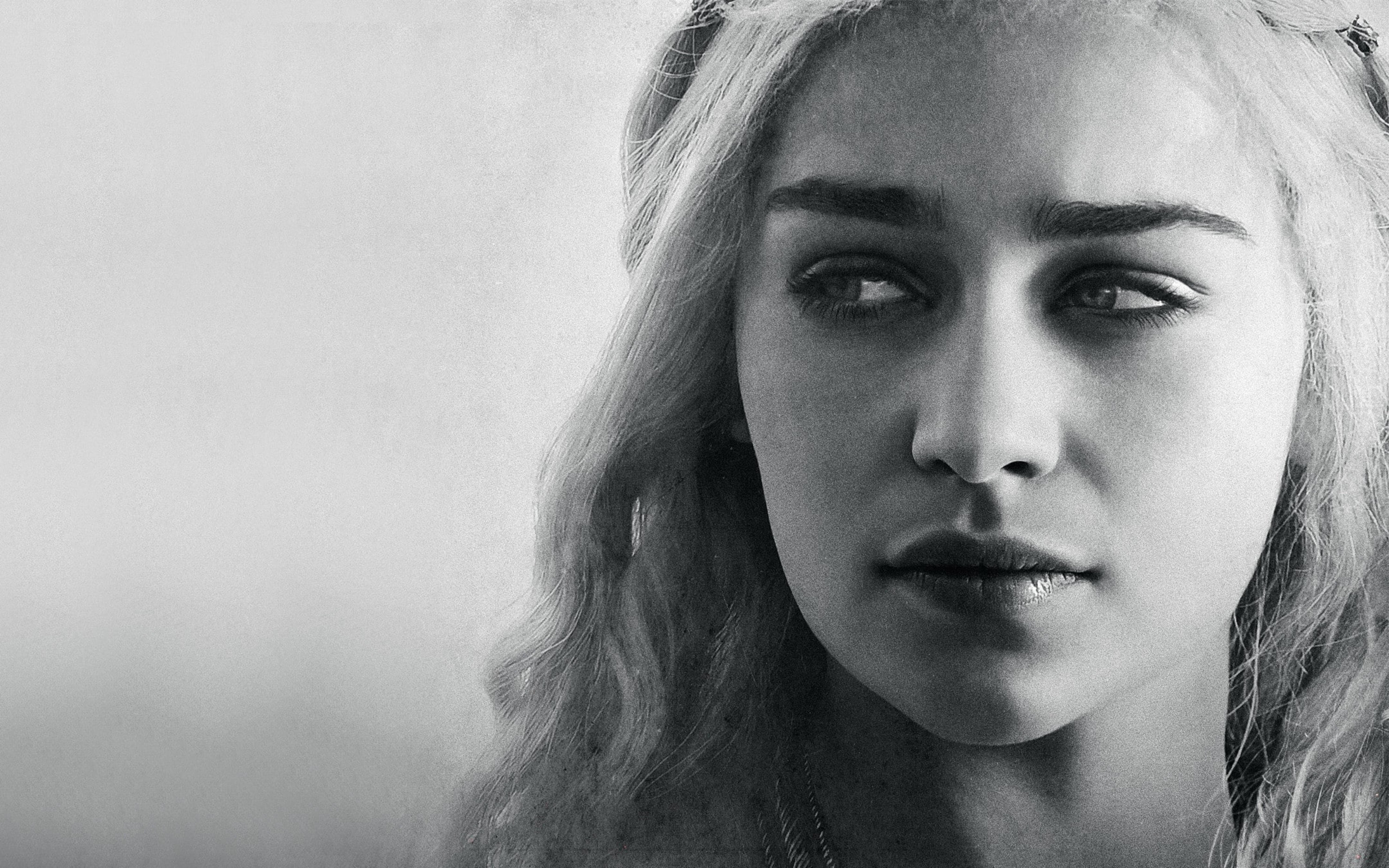 daenerys 桌布 壁紙 — 黑白特寫肖像，一位眼神強烈、波浪髮型的女性，背景柔和漸變。
