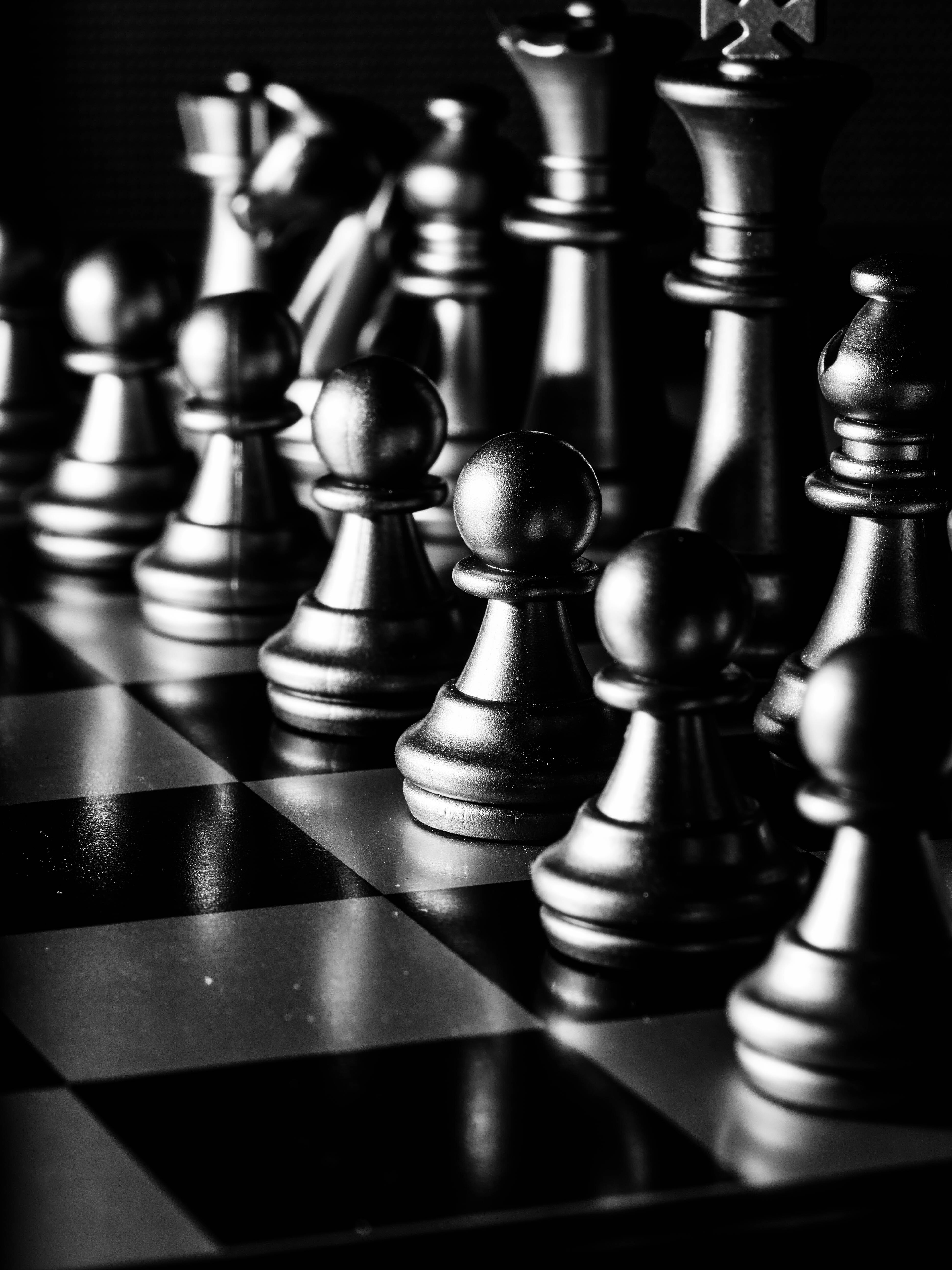 酷炫美學 桌布 壁紙 — 黑白特寫金屬西洋棋棋子排列在棋盤上，景深較淺。