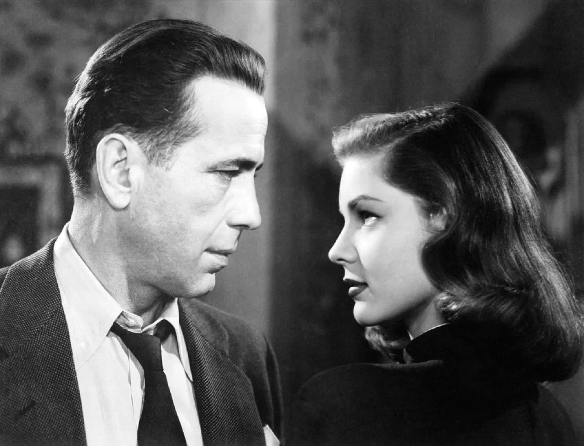 Black And White Film 桌布 壁紙 — 黑白特寫鏡頭，一男一女陷入激烈、充滿情感的沉默凝視。