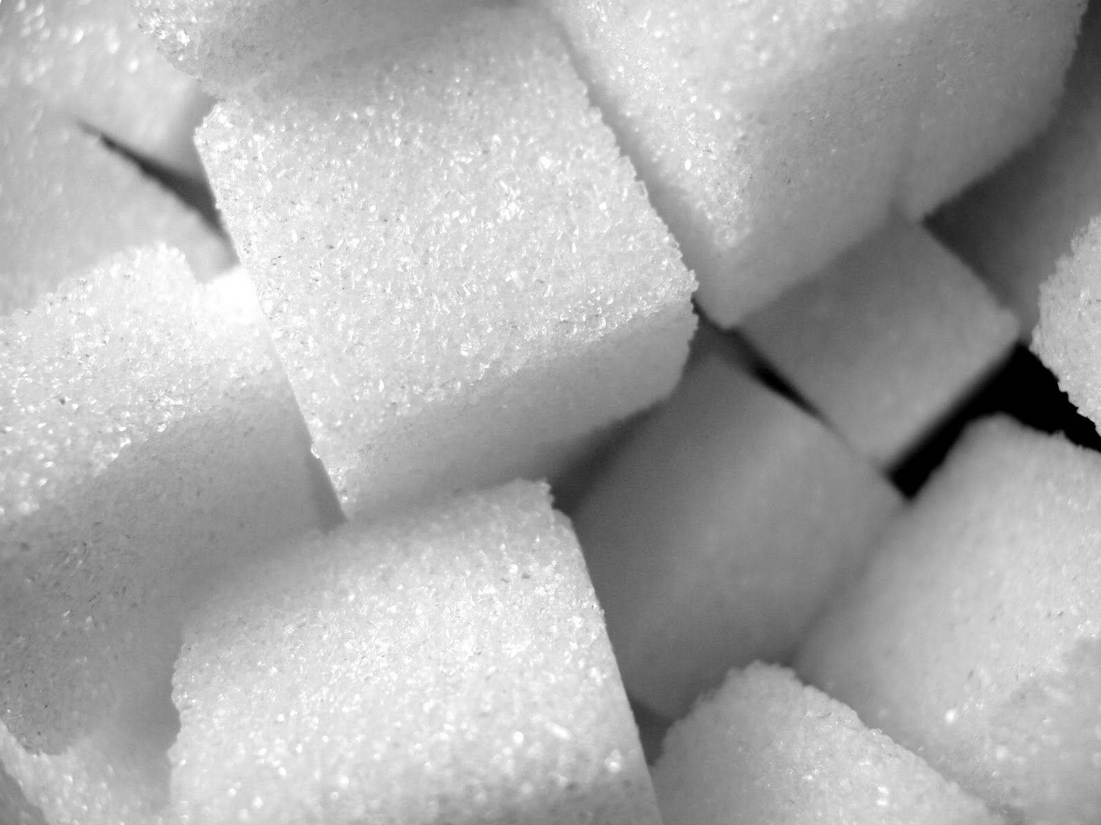 Sugar 桌布 壁紙 — 黑白特寫鏡頭，拍攝帶有紋理的方糖堆疊在一起，呈現銳利陰影和柔和亮部。