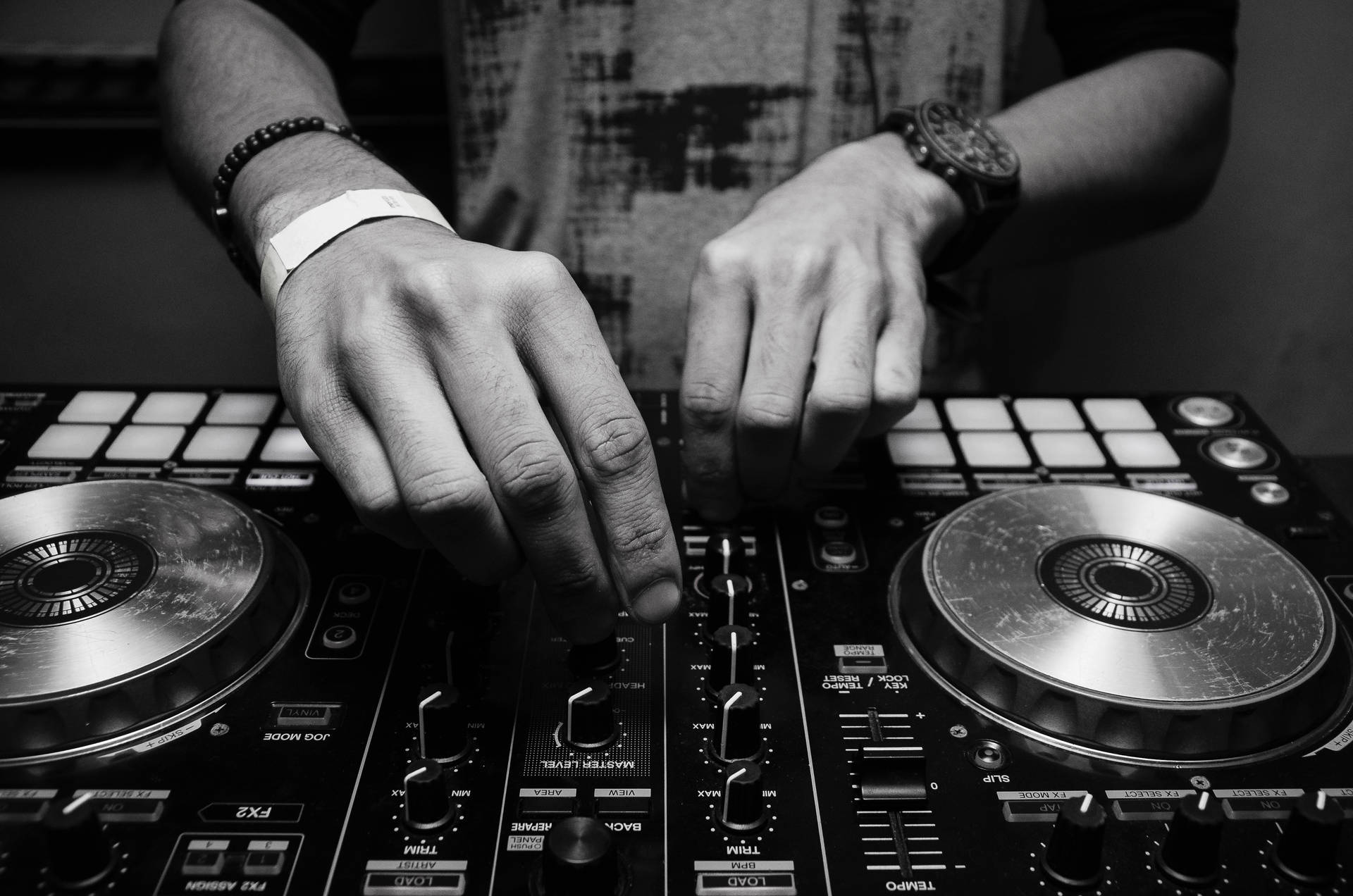 DJ雙手在黑白音樂混音器上調整控制。 — DJ GIF 壁紙