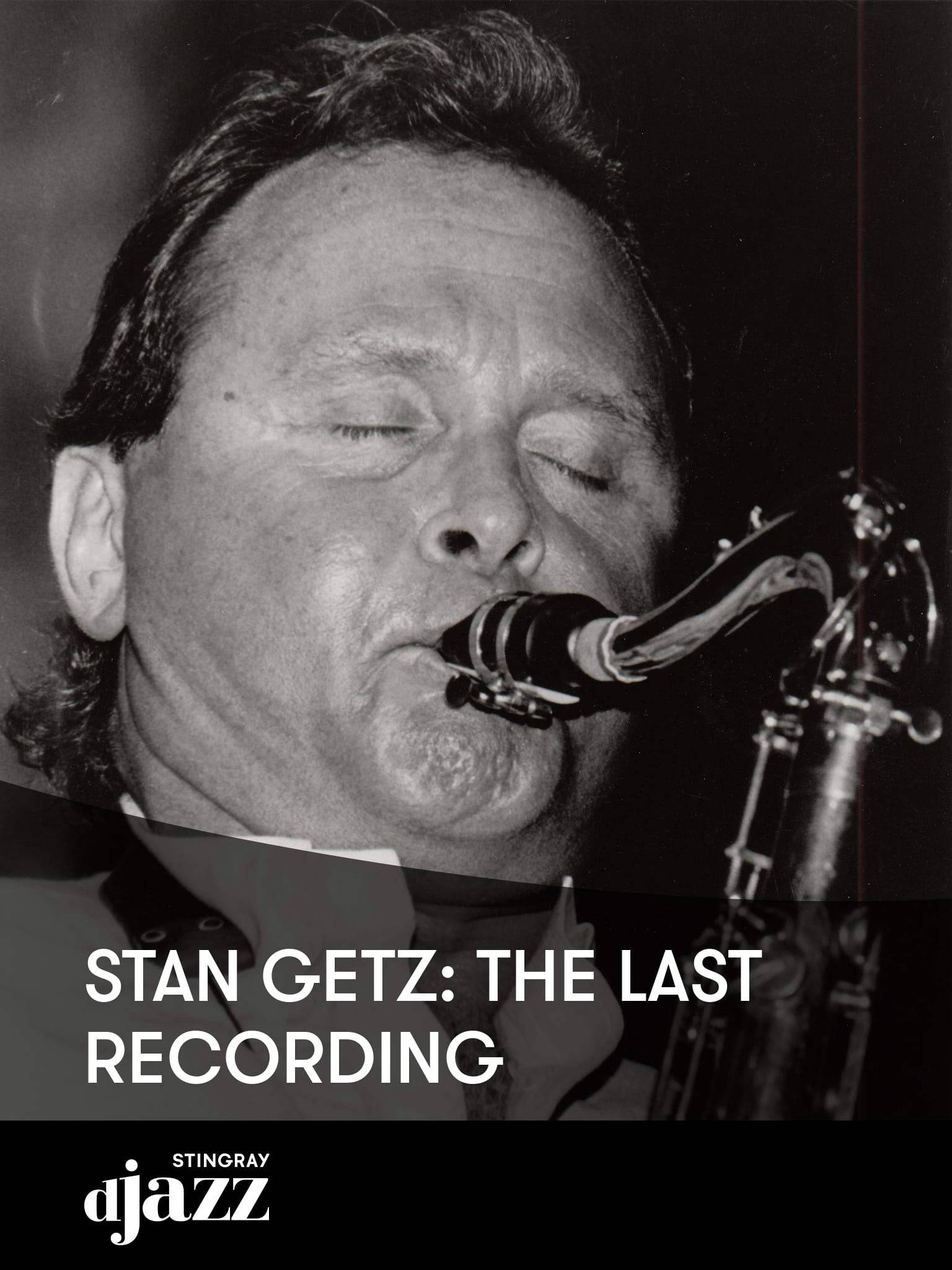 音樂 桌布 壁紙 — 黑白特寫鏡頭，爵士薩克斯風手 Stan Getz 閉著眼睛，在昏暗的錄音室中熱情地演奏薩克斯風。